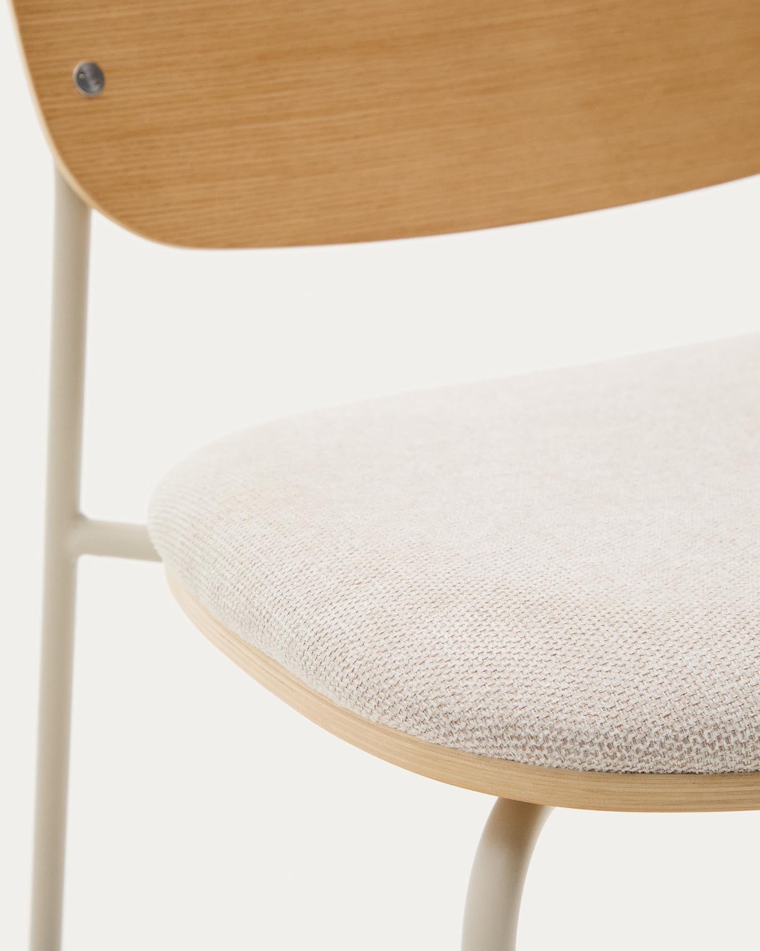 Stapelbarer Stuhl Meli aus Pappelschichtholz mit beiger Chenille-Sitzfläche und beigen Metallbeinen FSC Mix Credit in Beige präsentiert im Onlineshop von KAQTU Design AG. Stuhl ist von Kave Home