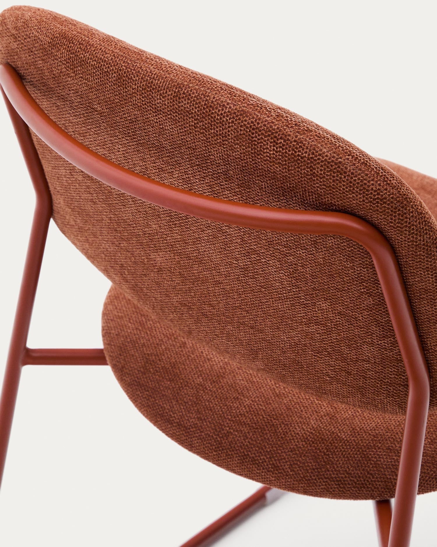 Stapelbarer Stuhl Meli mit terrakottafarbener Chenille und terrakottafarbenen Metallbeinen FSC Mix Credit in Terrakotta präsentiert im Onlineshop von KAQTU Design AG. Stuhl ist von Kave Home