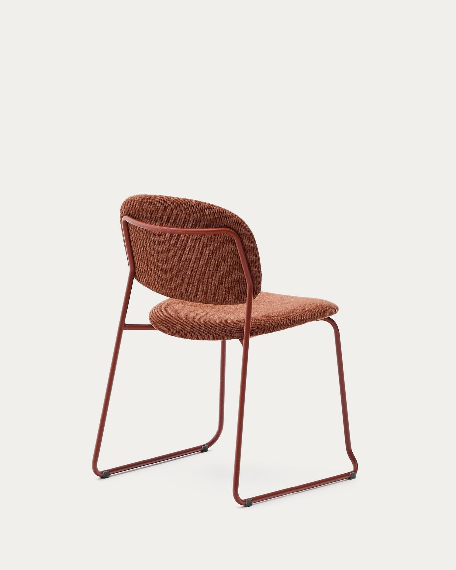 Stapelbarer Stuhl Meli mit terrakottafarbener Chenille und terrakottafarbenen Metallbeinen FSC Mix Credit in Terrakotta präsentiert im Onlineshop von KAQTU Design AG. Stuhl ist von Kave Home