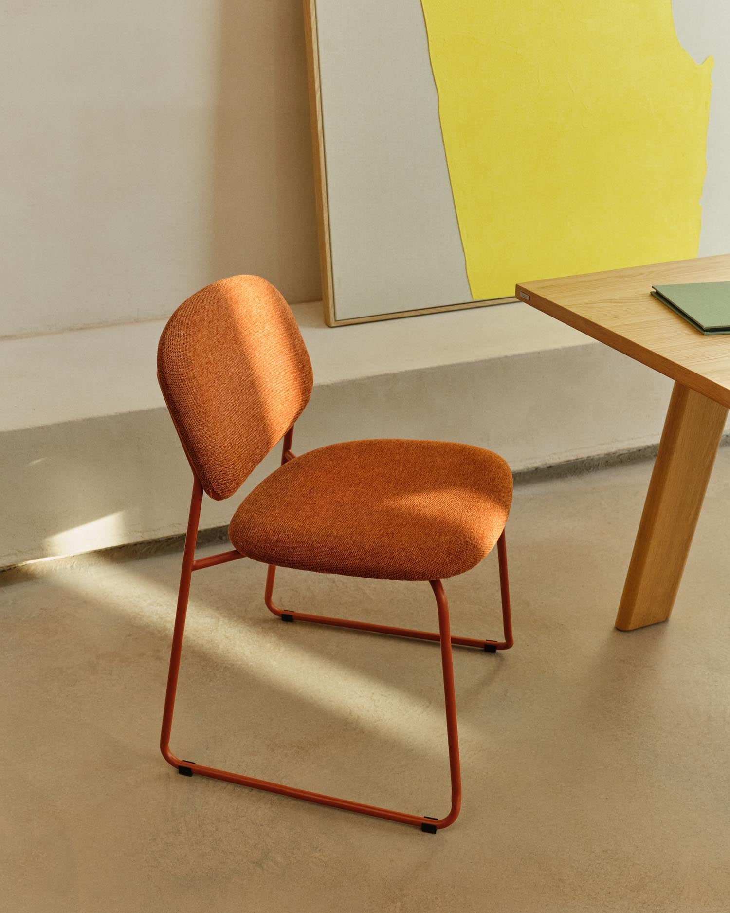 Eleganter stapelbarer Stuhl Meli von Kave Home in terrakottafarbener Chenille und Metallbeinen. Ideal für stilvolle und nachhaltige Einrichtung.