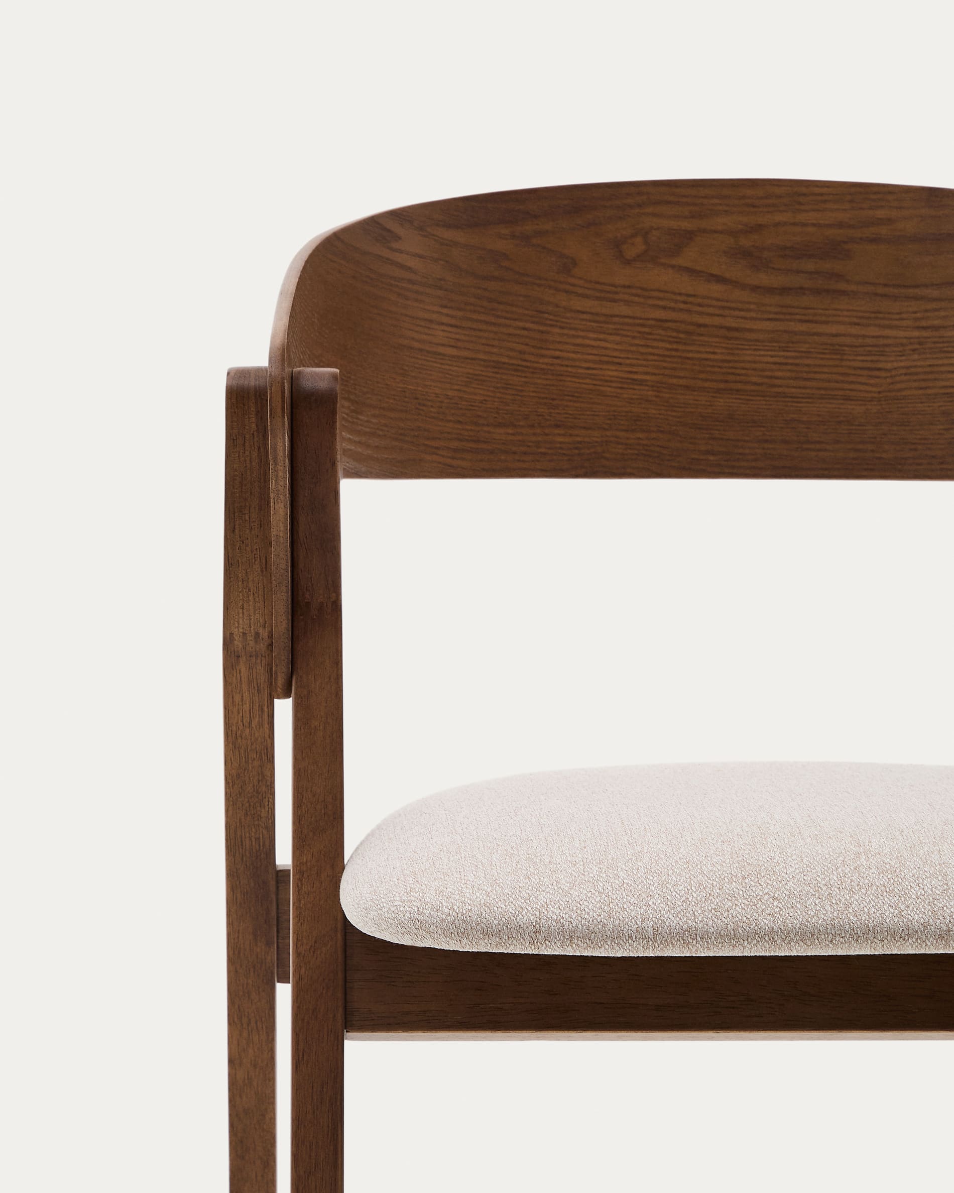 Stuhl Godia: Eschefurnier, massives Kautschukholz mit Wengé-Finish, bezogen mit beigefarbener Chenille, stilvoll und bequem.