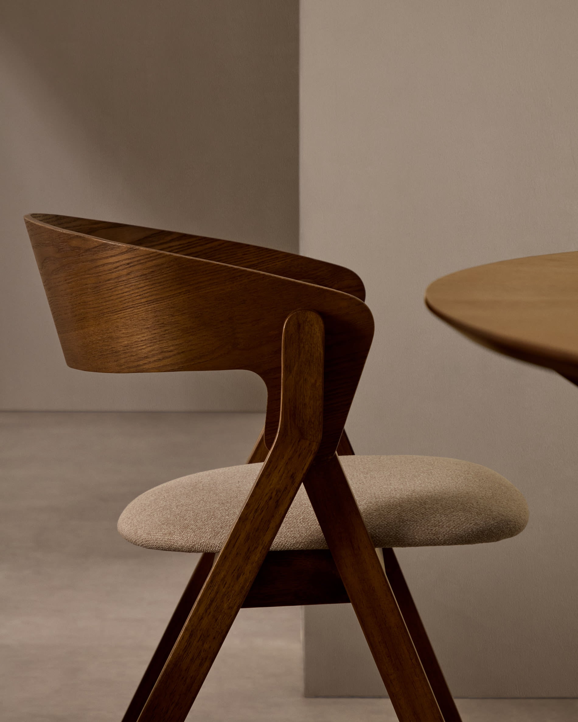Stuhl Godia aus Eschefurnier und massivem Kautschukholz mit Wengé-Finish und beigefarbener