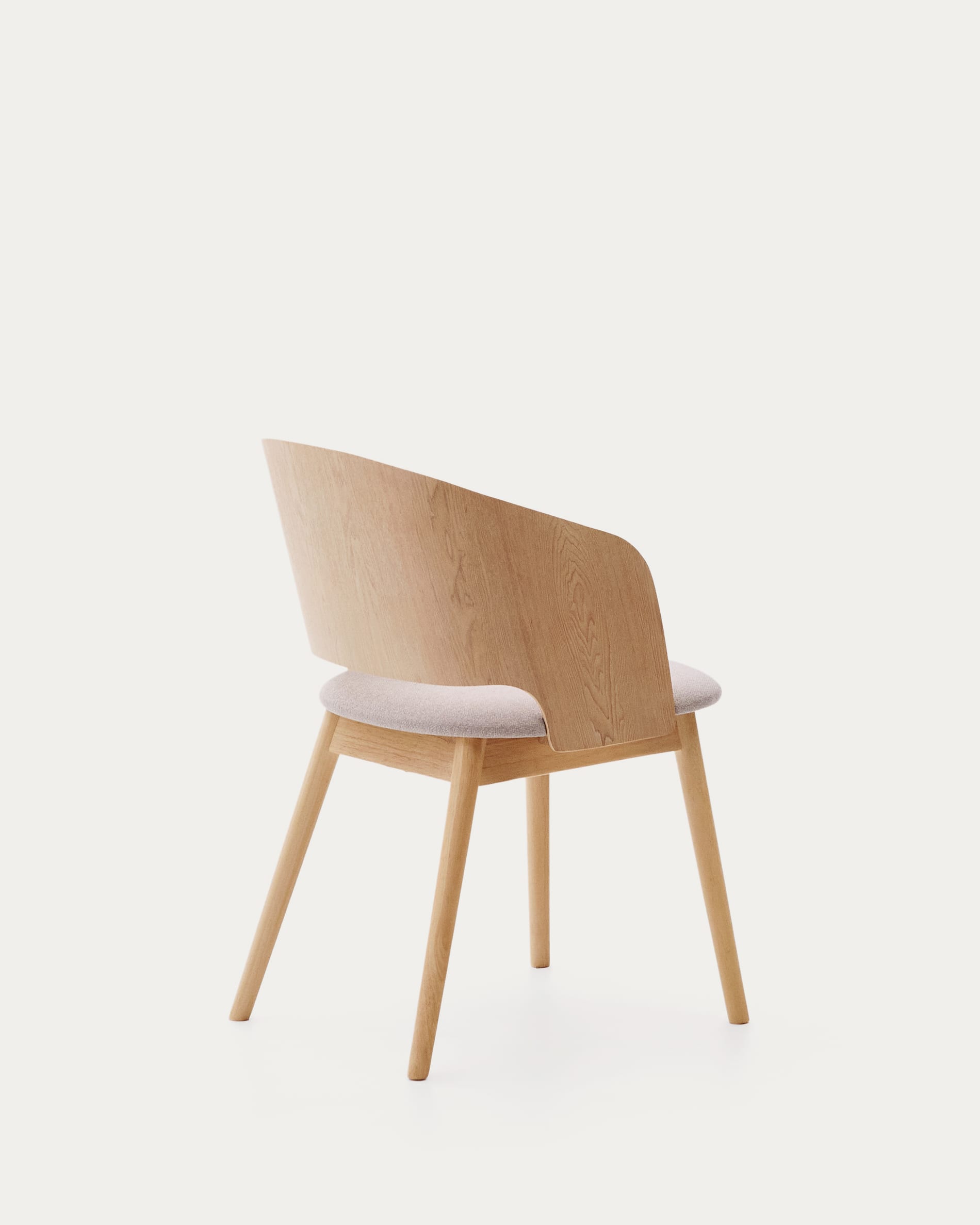 Moderner Stuhl Senoa aus robustem Eschefurnier und Kautschukholz, naturfarbenes Finish, mit beiger Chenille für höchsten Sitzkomfort.