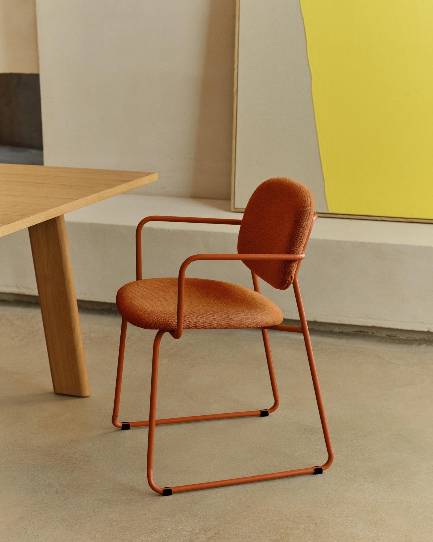 Entdecken Sie den eleganten Stuhl Meli von Kave Home, gefertigt aus terrakottafarbener Chenille und einem stabilen Metallgestell. Ideal für jeden Raum!