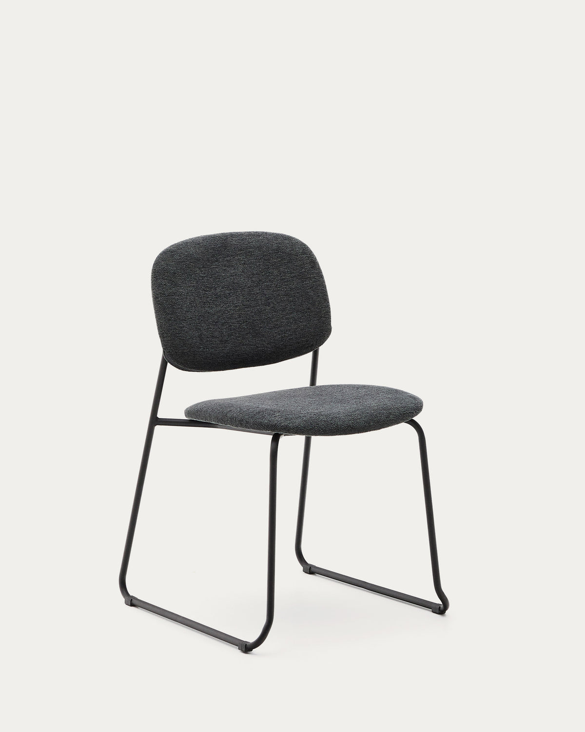 Stapelbarer Stuhl Meli mit grauer Chenille und grauen Metallbeinen FSC Mix Credit in Dunkelgrau präsentiert im Onlineshop von KAQTU Design AG. Stuhl ist von Kave Home