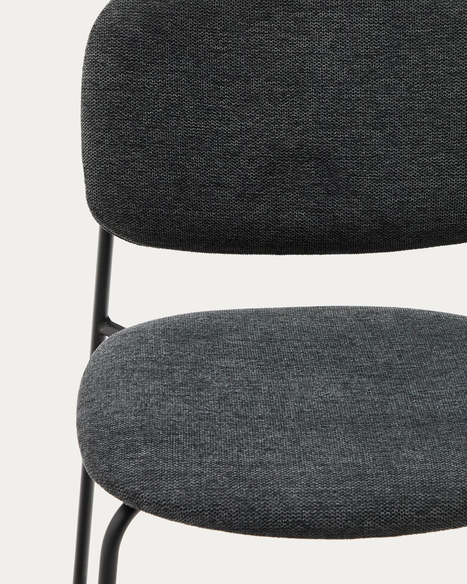Erleben Sie den Stapelbaren Stuhl Meli von Kave Home: stilvolles Design mit grauer Chenille und robusten Metallbeinen, perfekt für Ihr Zuhause!