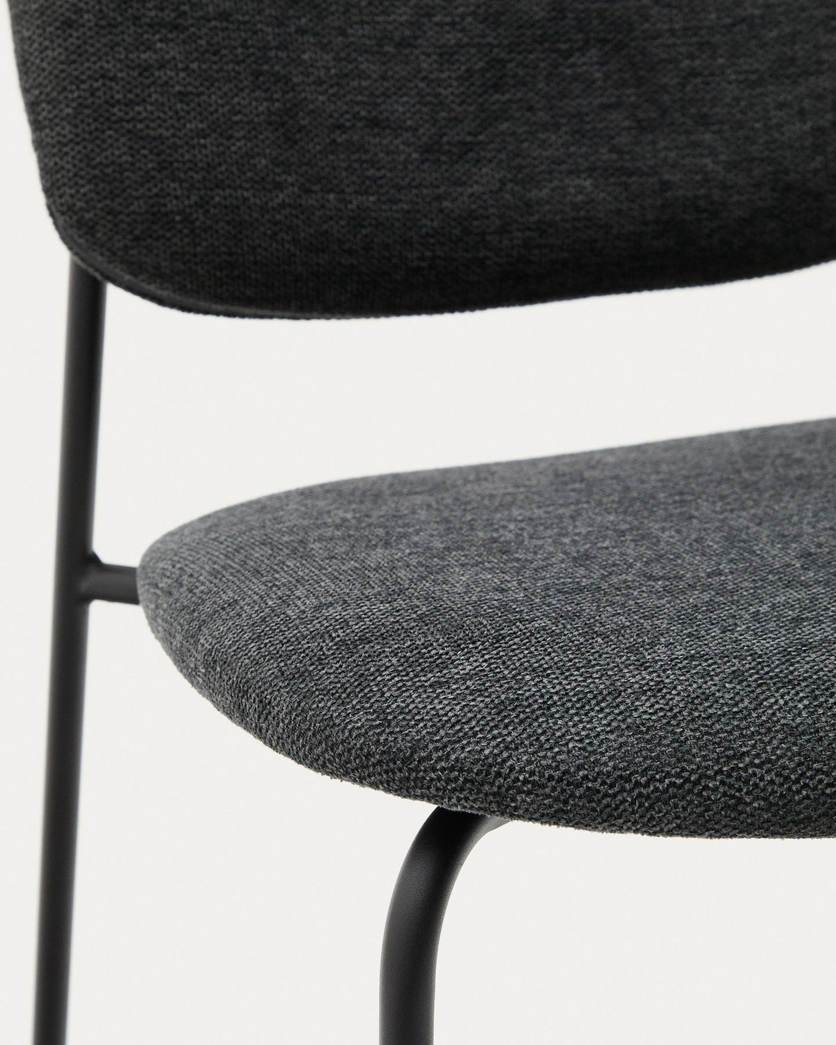Stapelbarer Stuhl Meli mit grauer Chenille und grauen Metallbeinen FSC Mix Credit in Dunkelgrau präsentiert im Onlineshop von KAQTU Design AG. Stuhl ist von Kave Home