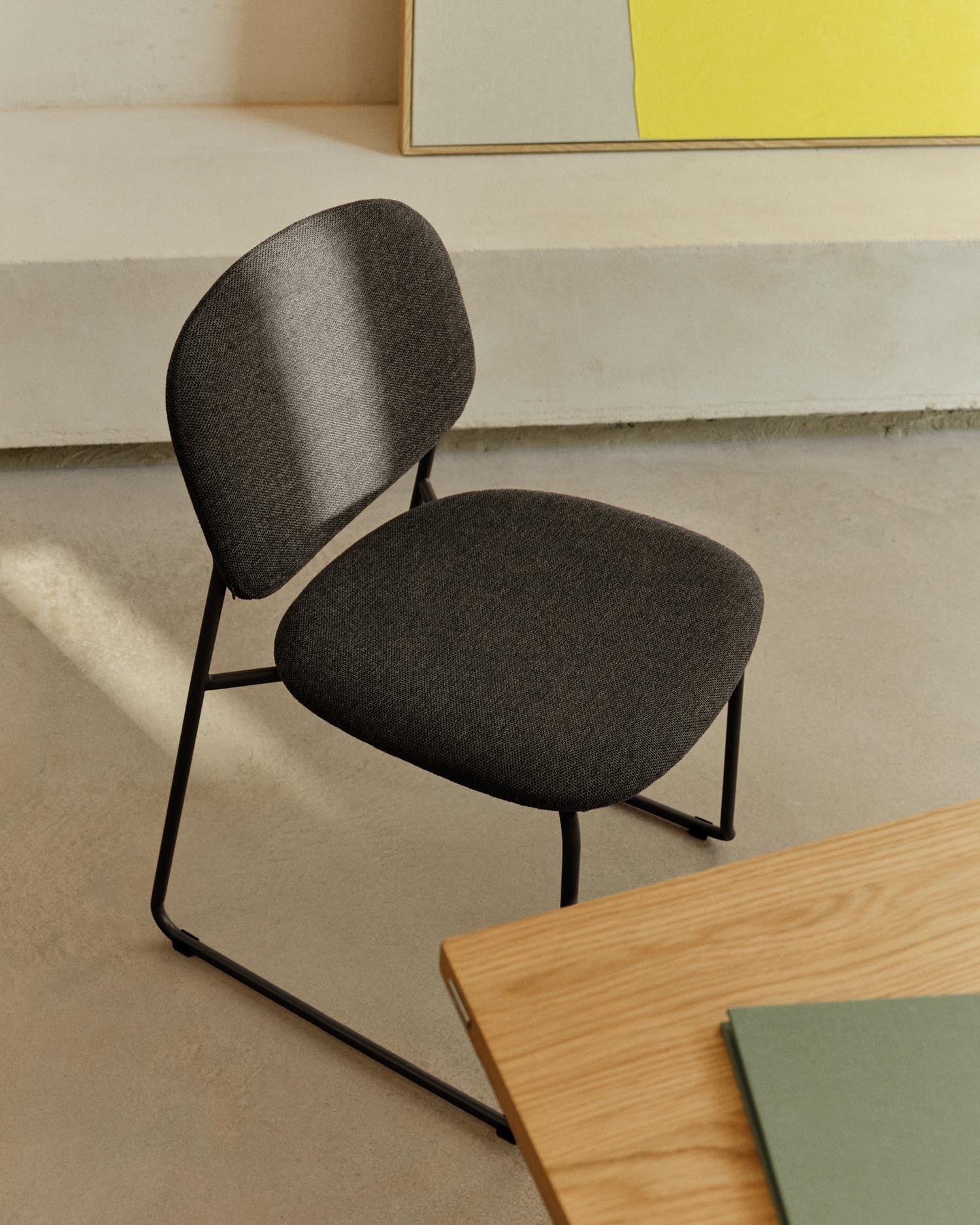 Entdecken Sie den eleganten Stapelstuhl Meli von Kave Home, der mit grauer Chenille und stabilen Metallbeinen überzeugt. Ideal für jeden Raum!