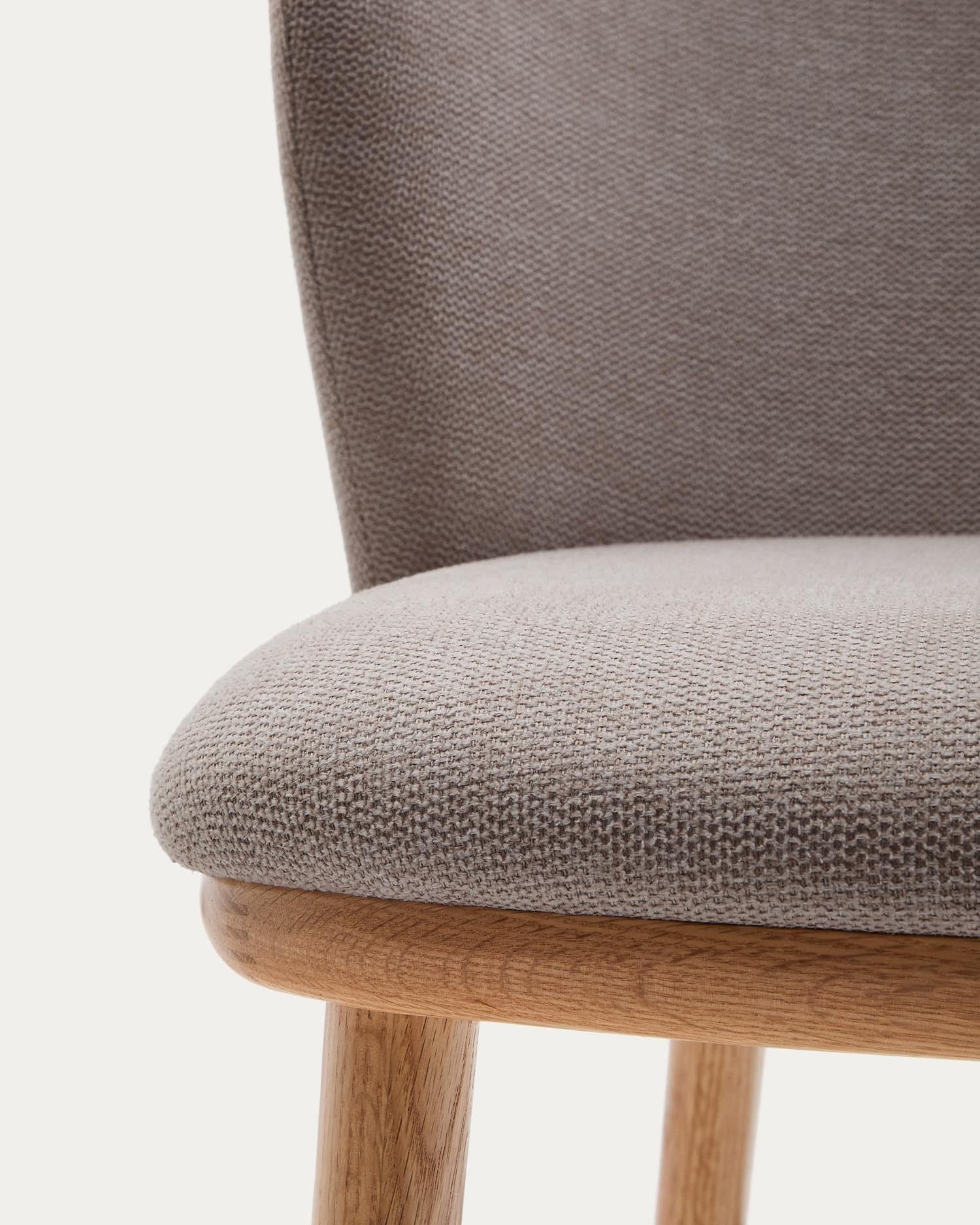 Eleganter Hocker Ciselia, 65 cm, mit brauner Chenille-Polsterung und FSC-zertifiziertem Eschenholz in natürlichem Finish.
