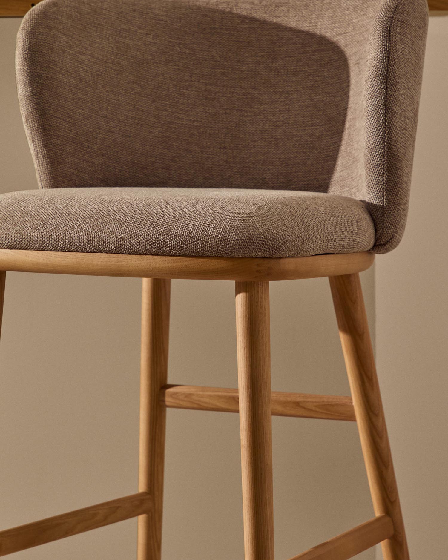 Eleganter Hocker Ciselia aus brauner Chenille und massiver Esche mit natürlichem Finish, FSC-zertifiziert, Höhe 65 cm.