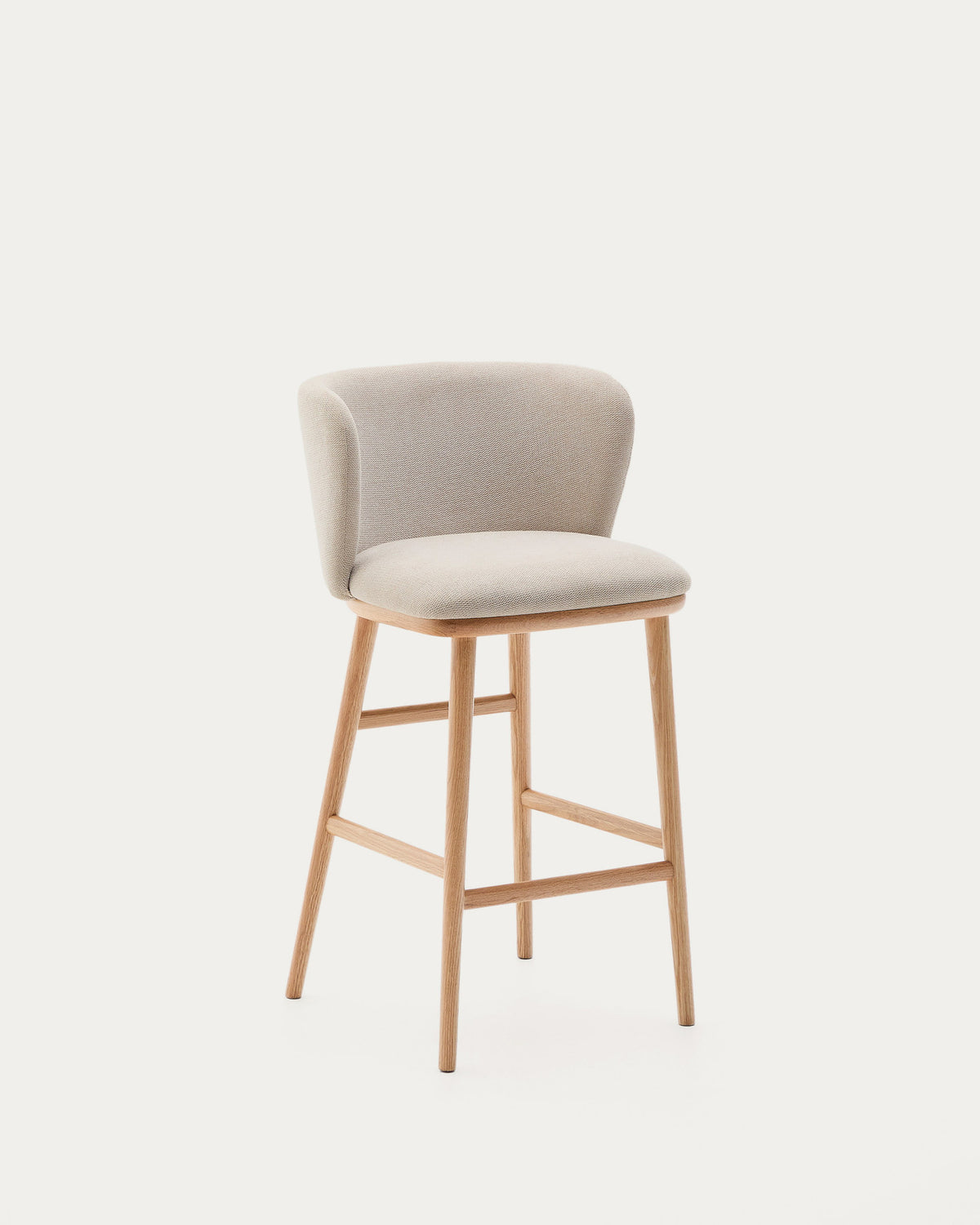 Hocker Ciselia beige Chenille und massive Esche mit natürlichem Finish FSC Mix Credit 65 cm in Beige präsentiert im Onlineshop von KAQTU Design AG. Barstuhl ist von Kave Home