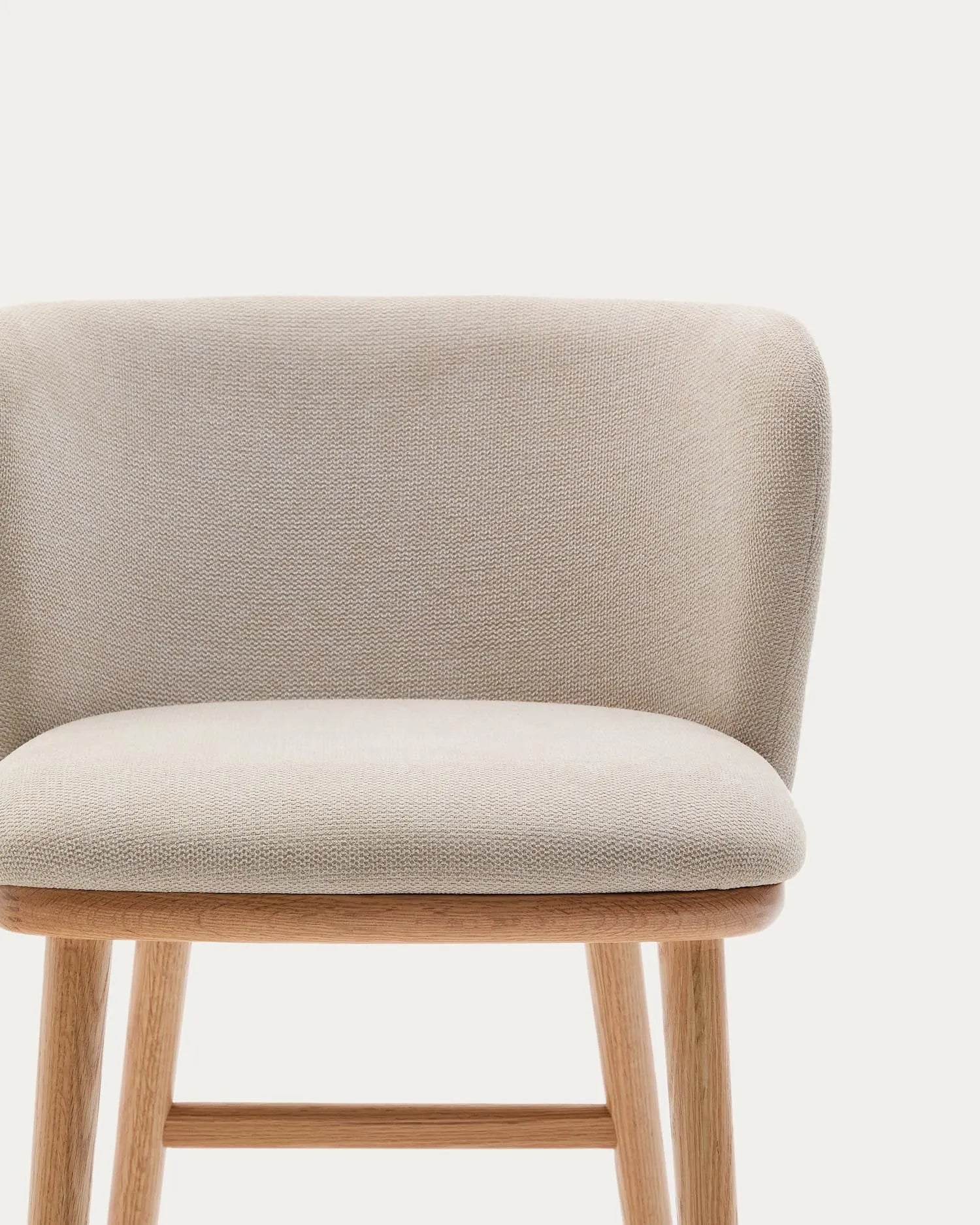 Eleganter Hocker mit beigem Chenille-Stoff, robustem Eschenholzrahmen in natürlichem Look, FSC-zertifiziert, Höhe 65 cm.