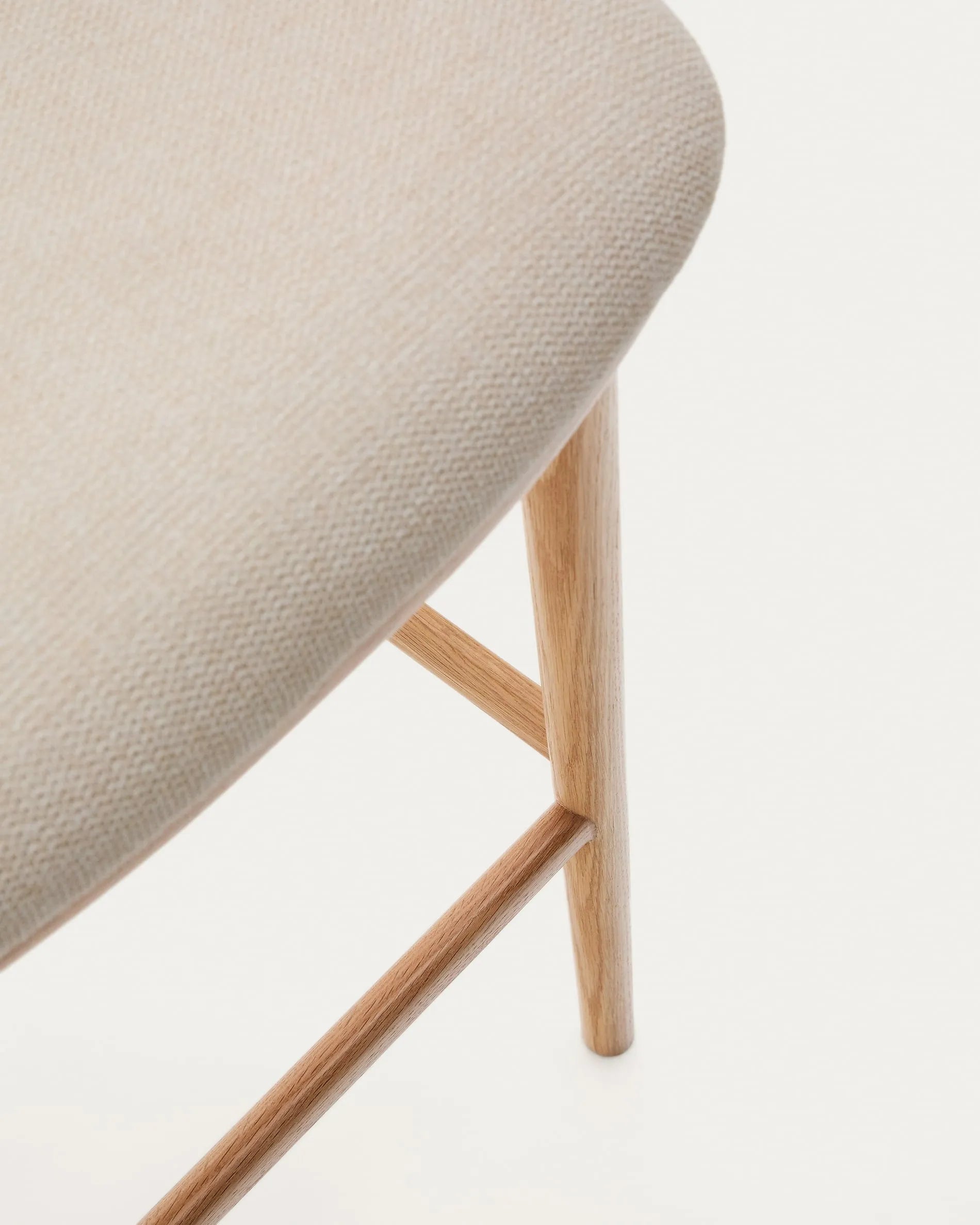 Moderner Hocker mit beigem Chenille-Bezug, stabilem Eschenholzgestell in natürlichem Finish, FSC-zertifiziert, Höhe 65 cm.