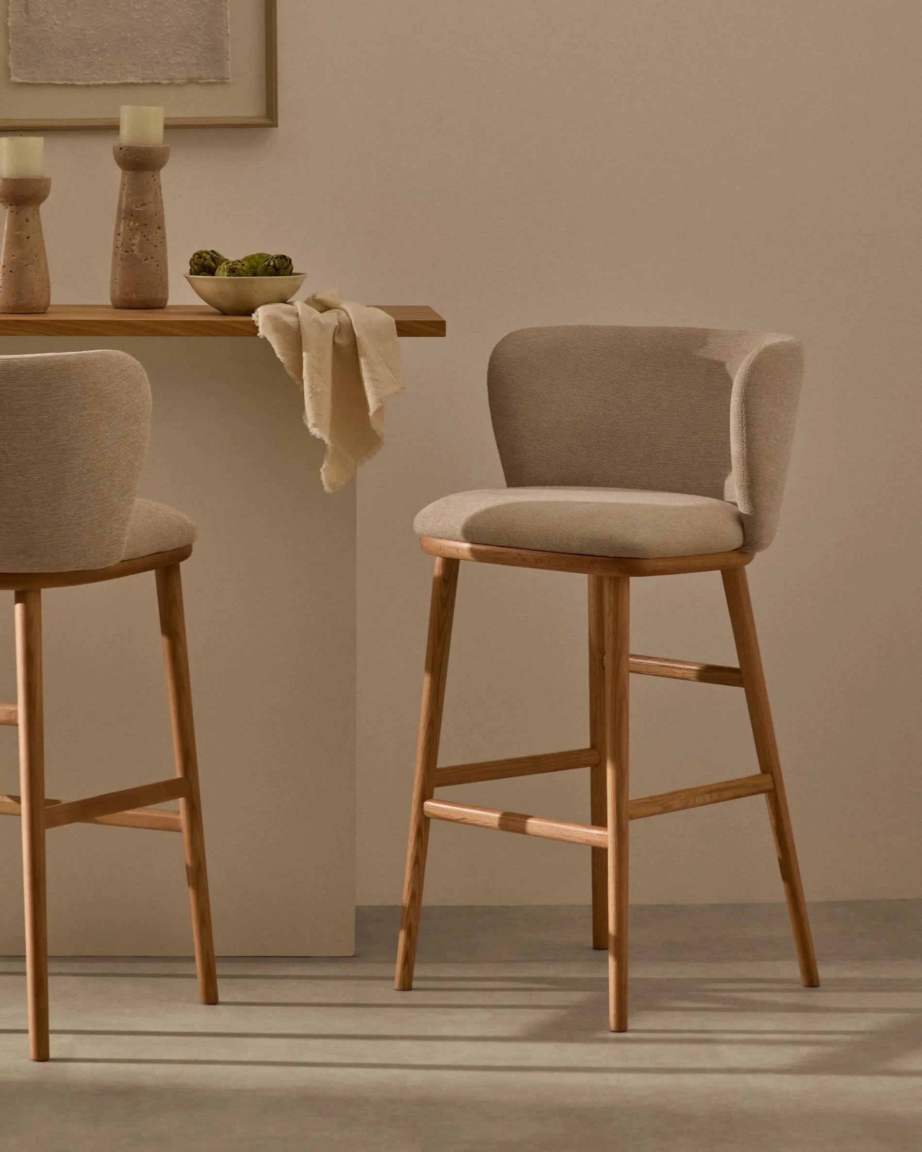 Eleganter Hocker mit beigem Chenille-Stoff, robustem Eschenholz in natürlichem Finish, FSC-zertifiziert, Höhe 65 cm.