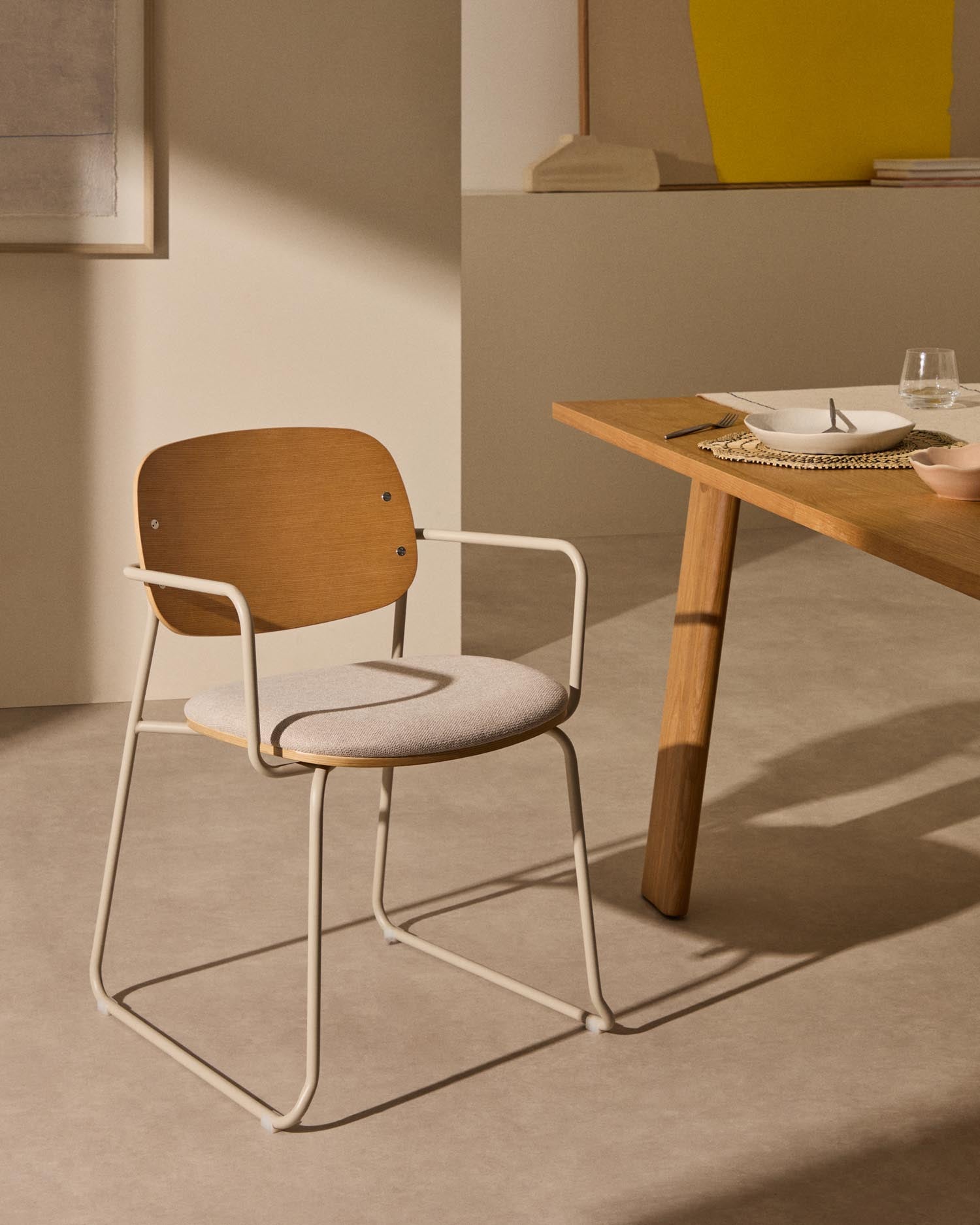 Entdecken Sie den eleganten Stuhl Meli von Kave Home: Hochwertiges Eschenfurnier, bequeme Chenille-Sitzfläche und stilvolles Metallgestell in Beige.