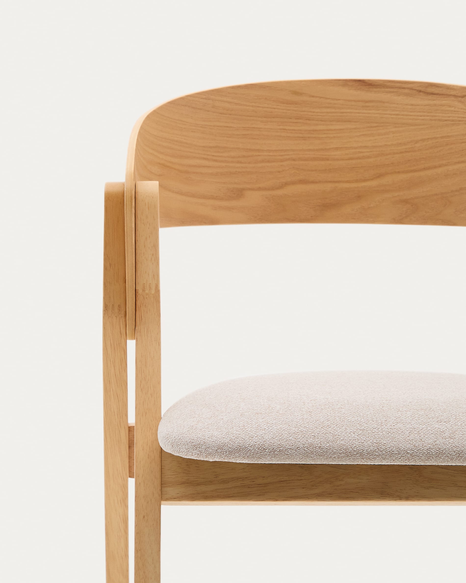Stuhl Godia: Hochwertiger Eschefurnier- und Kautschukholzstuhl mit natürlichem Finish und beiger Chenille, ideal für stilvolle Essbereiche.
