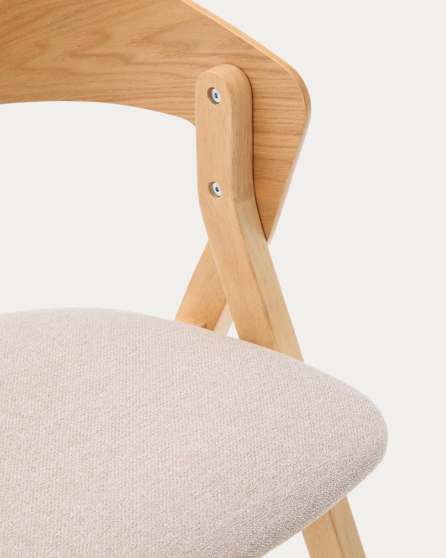 Erleben Sie den Stuhl Godia von Kave Home: Ein stilvolles Möbelstück aus Eschefurnier und Kautschukholz, das Komfort und Eleganz vereint.
