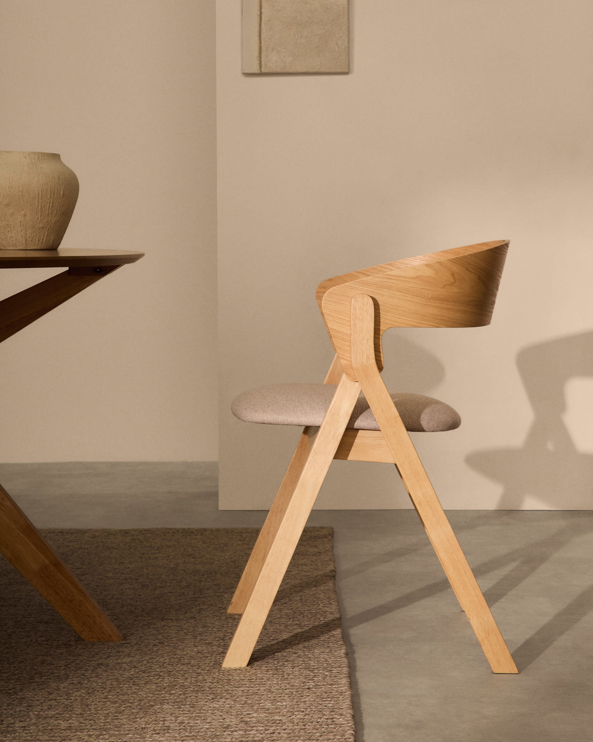 Stuhl Godia aus Eschefurnier und massivem Kautschukholz mit naturfarbenem Finish und beige