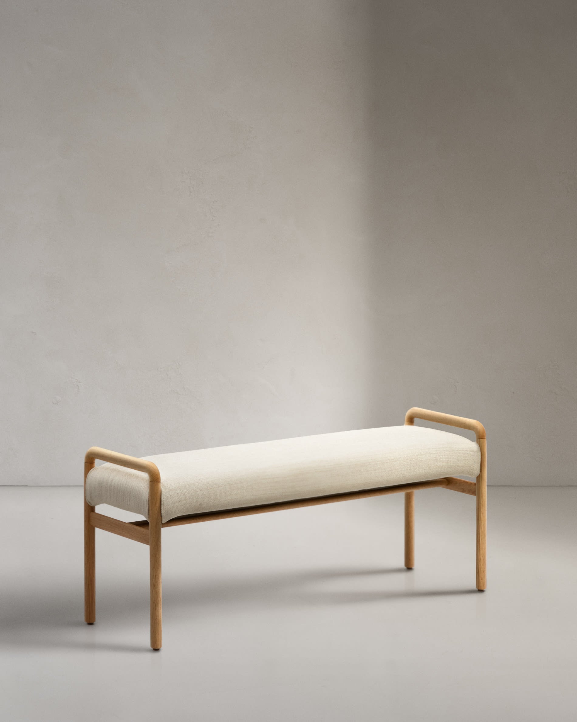 Elegante Polsterbank aus massivem Eichenholz, 120 cm breit, mit abnehmbarem Bezug und natürlichem Finish, FSC-zertifiziert.
