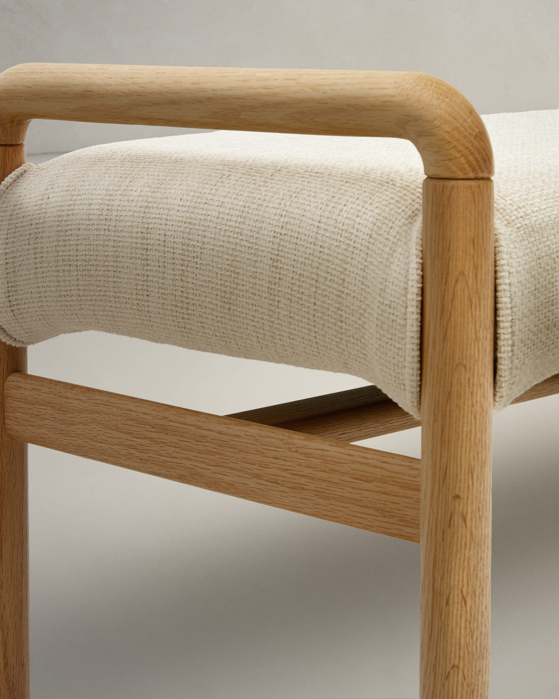 Stilvolle Polsterbank aus FSC-zertifiziertem Eichenholz, 120 cm, mit abnehmbarem Bezug und natürlichem Finish von Kave Home.