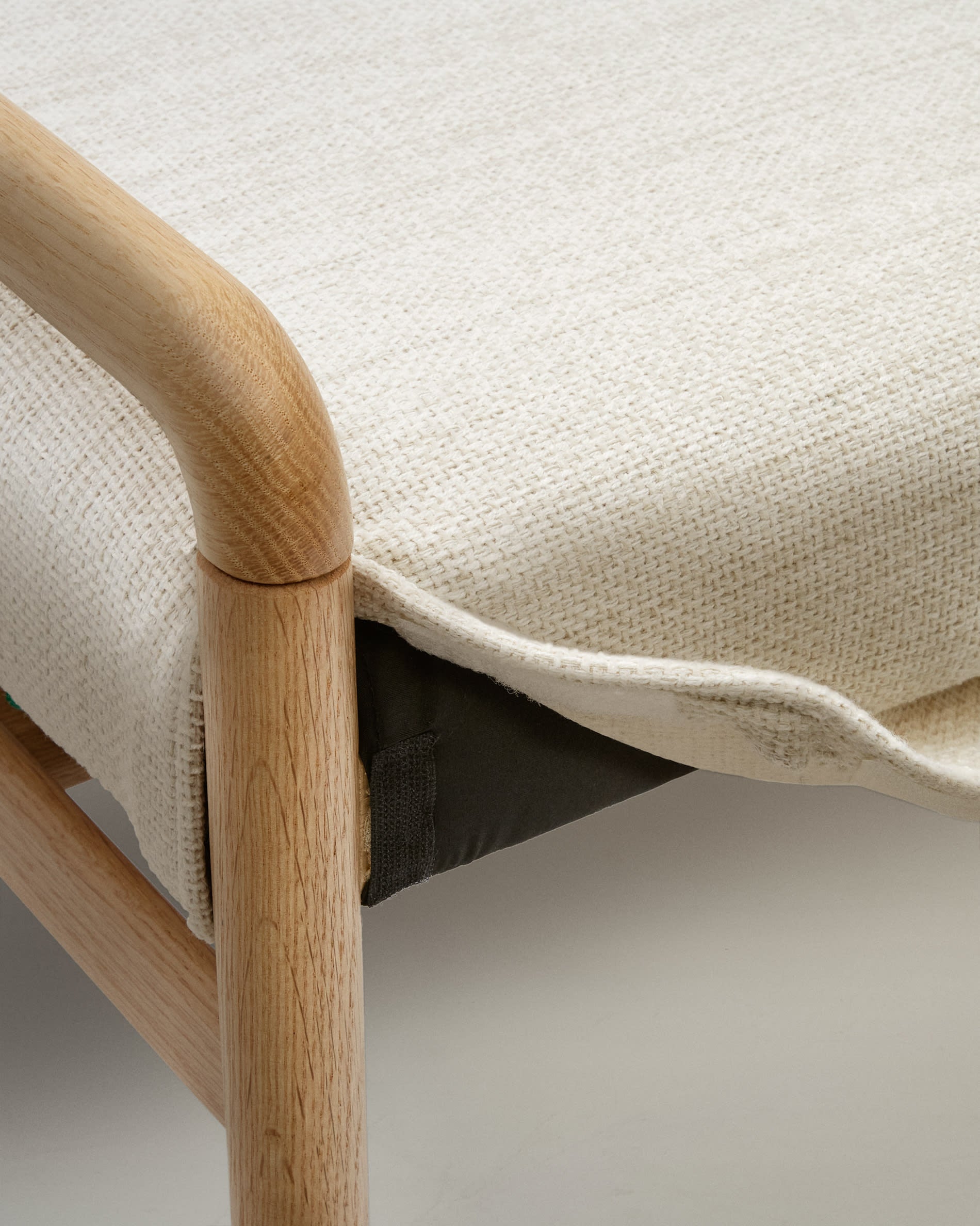 Stilvolle Polsterbank aus FSC-zertifiziertem Eichenholz, 120 cm, mit abnehmbarem Bezug und natürlichem Finish von Kave Home.