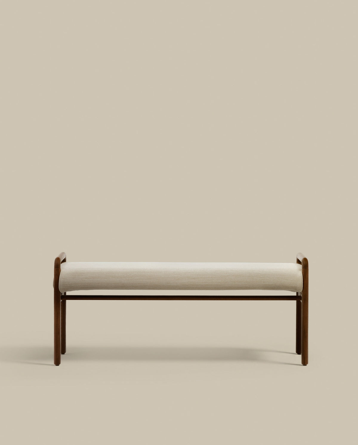 Macaret Polsterbank abnehmbarer Bezug massives Eichenholz Finish Nussbaum 120 cm FSC Mix Credit in Beige, Braun präsentiert im Onlineshop von KAQTU Design AG. Sitzbank ist von Kave Home