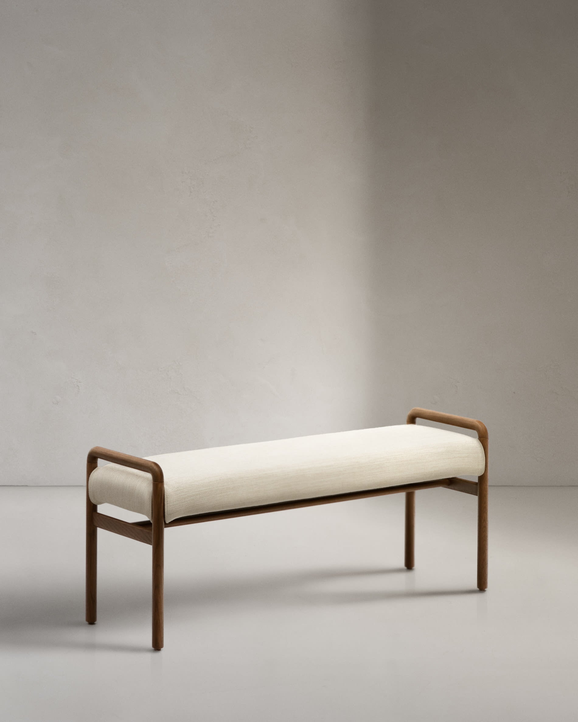 Elegante Polsterbank mit abnehmbarem Bezug, gefertigt aus massivem Eichenholz mit Nussbaum-Finish, 120 cm, FSC-zertifiziert, von Kave Home.