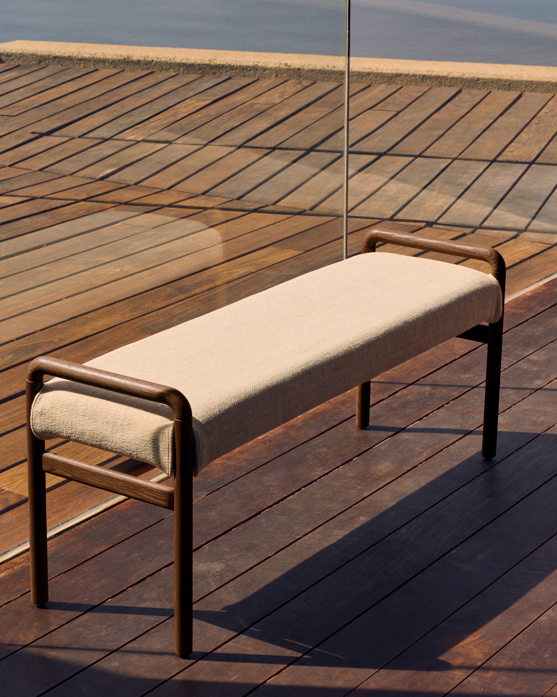 Elegante Polsterbank mit abnehmbarem Bezug, massivem Eichenholz in Nussbaum-Finish, 120 cm, FSC-zertifiziert, von Kave Home.
