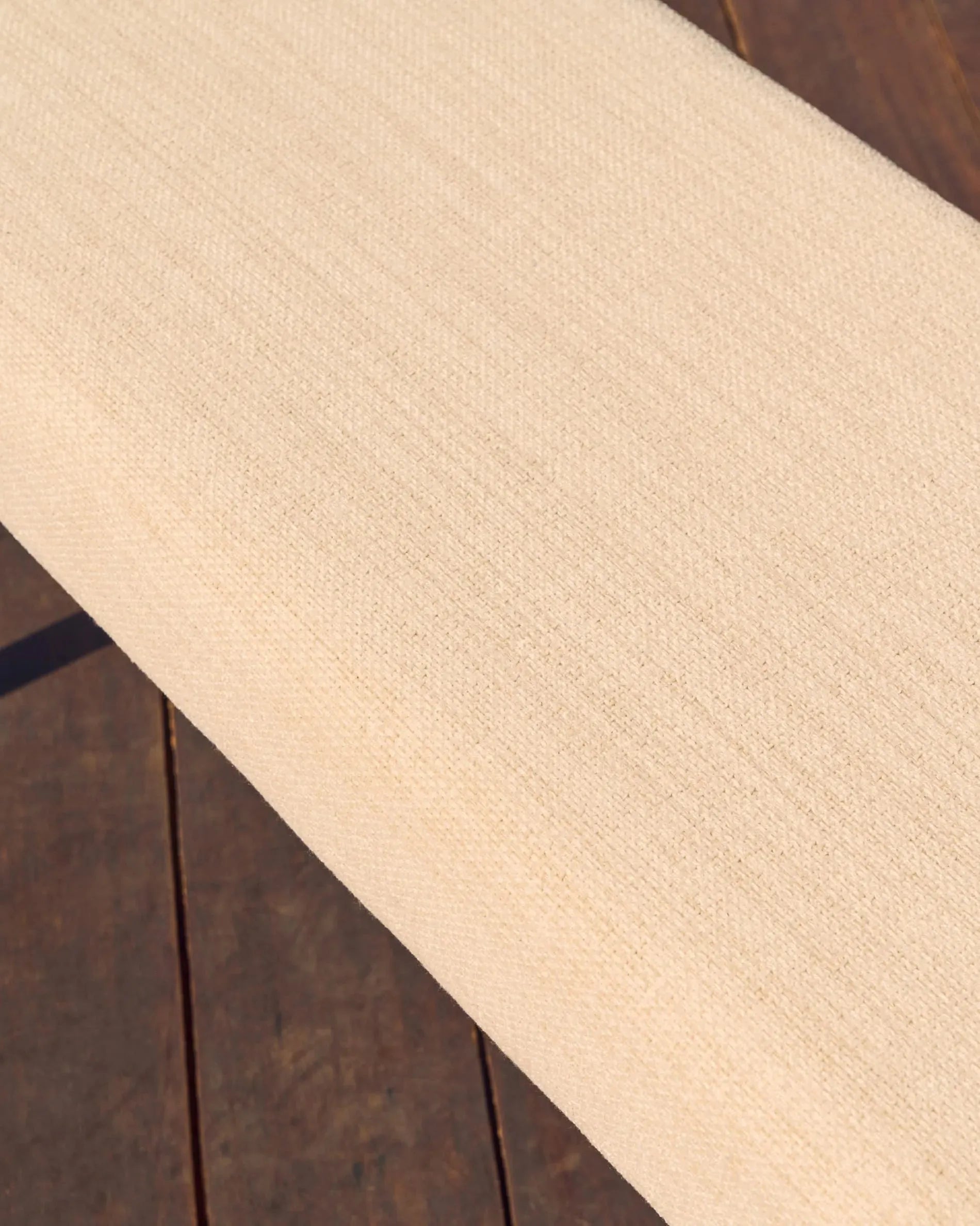 Stilvolle Polsterbank mit abnehmbarem Bezug, aus massivem Eichenholz in edlem Nussbaum-Finish, 120 cm, FSC-zertifiziert, von Kave Home.