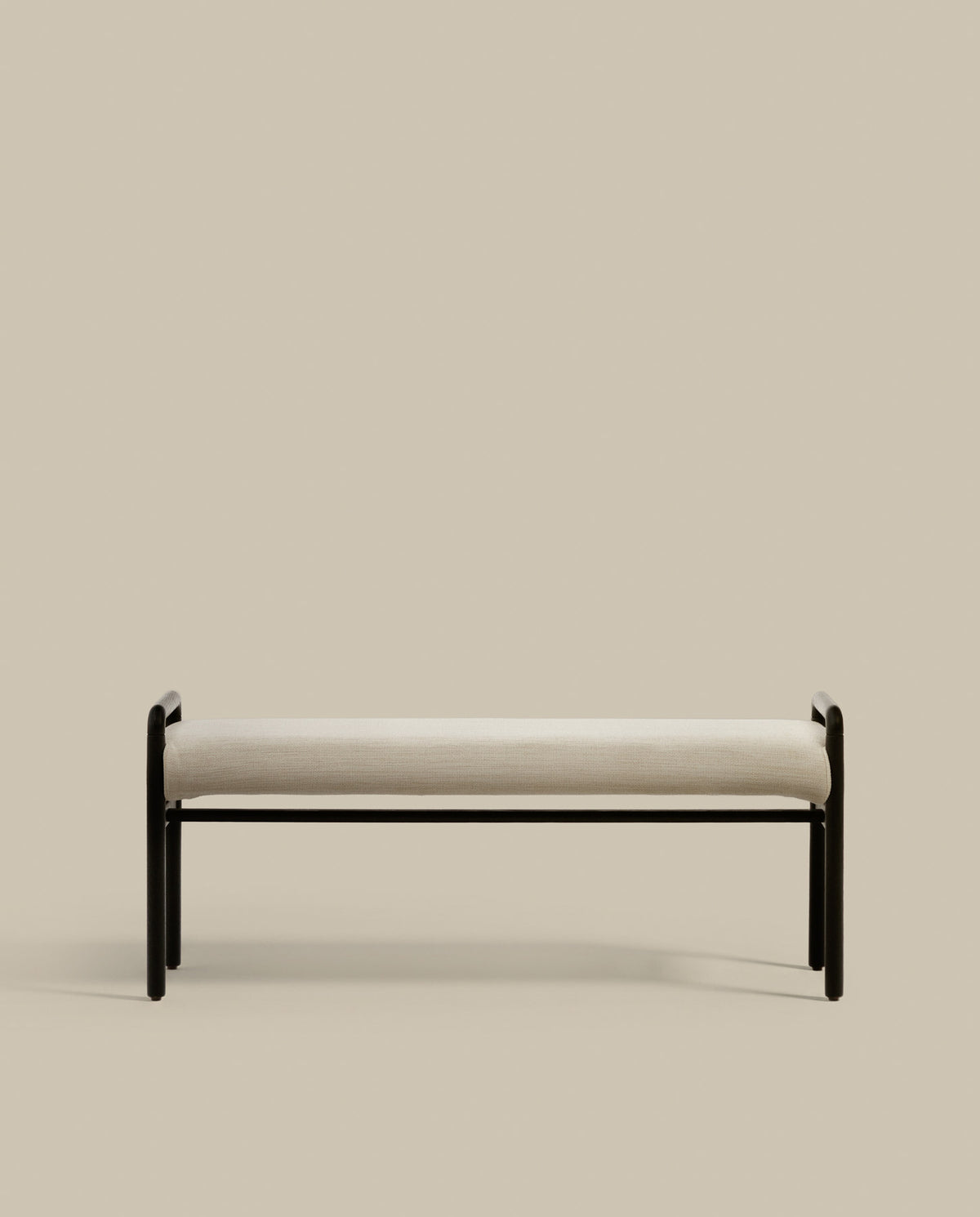 Macaret Polsterbank abnehmbarer Bezug massives Eichenholz in Schwarz 120 cm FSC Mix Credit in Beige, Schwarz präsentiert im Onlineshop von KAQTU Design AG. Sitzbank ist von Kave Home