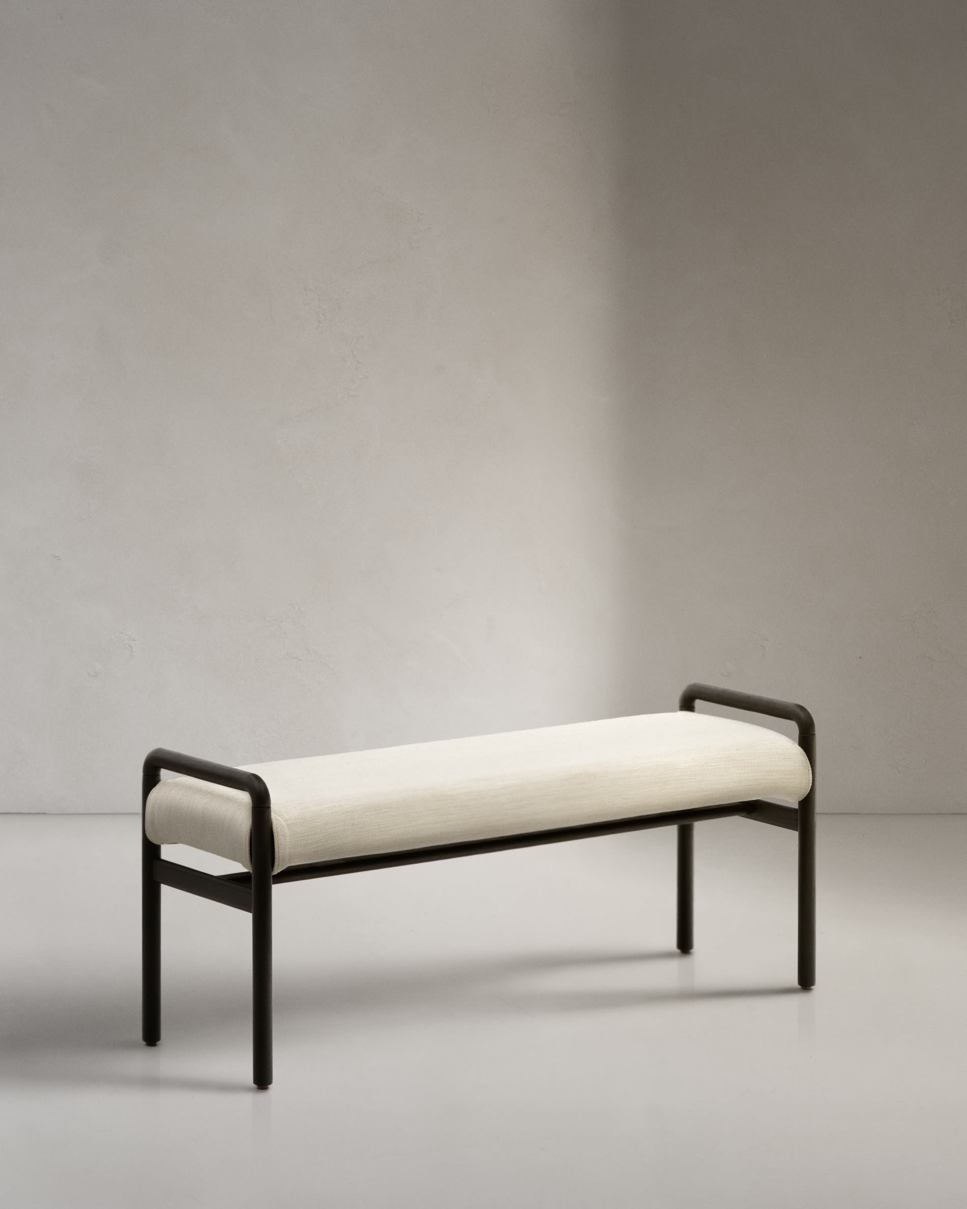 Stilvolle Polsterbank aus FSC-zertifiziertem Eichenholz, 120 cm, mit abnehmbarem Bezug, in elegantem Schwarz von Kave Home.