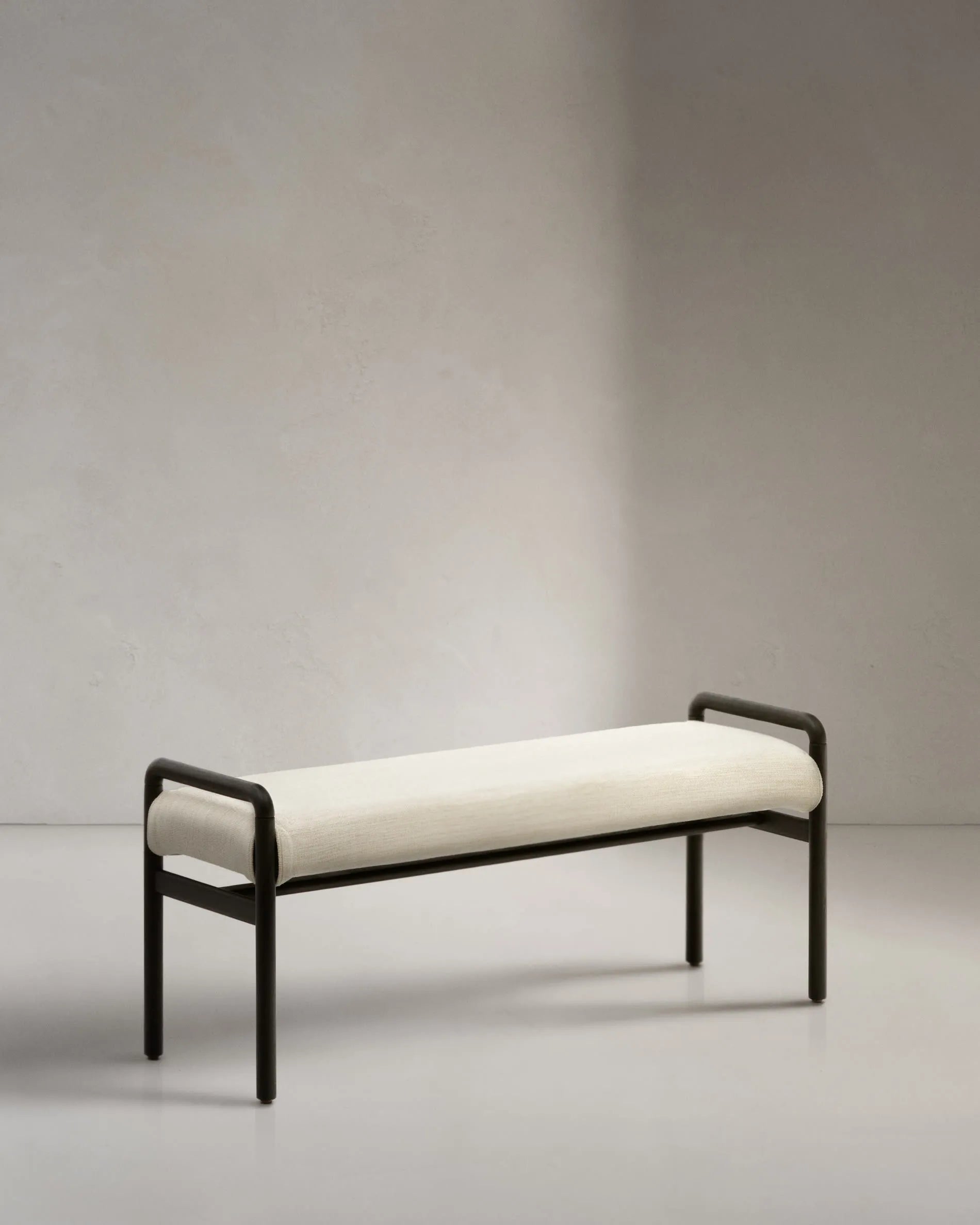 Elegante Polsterbank aus FSC-zertifiziertem Eichenholz, 120 cm, mit abnehmbarem Bezug, in modernem Schwarz von Kave Home.