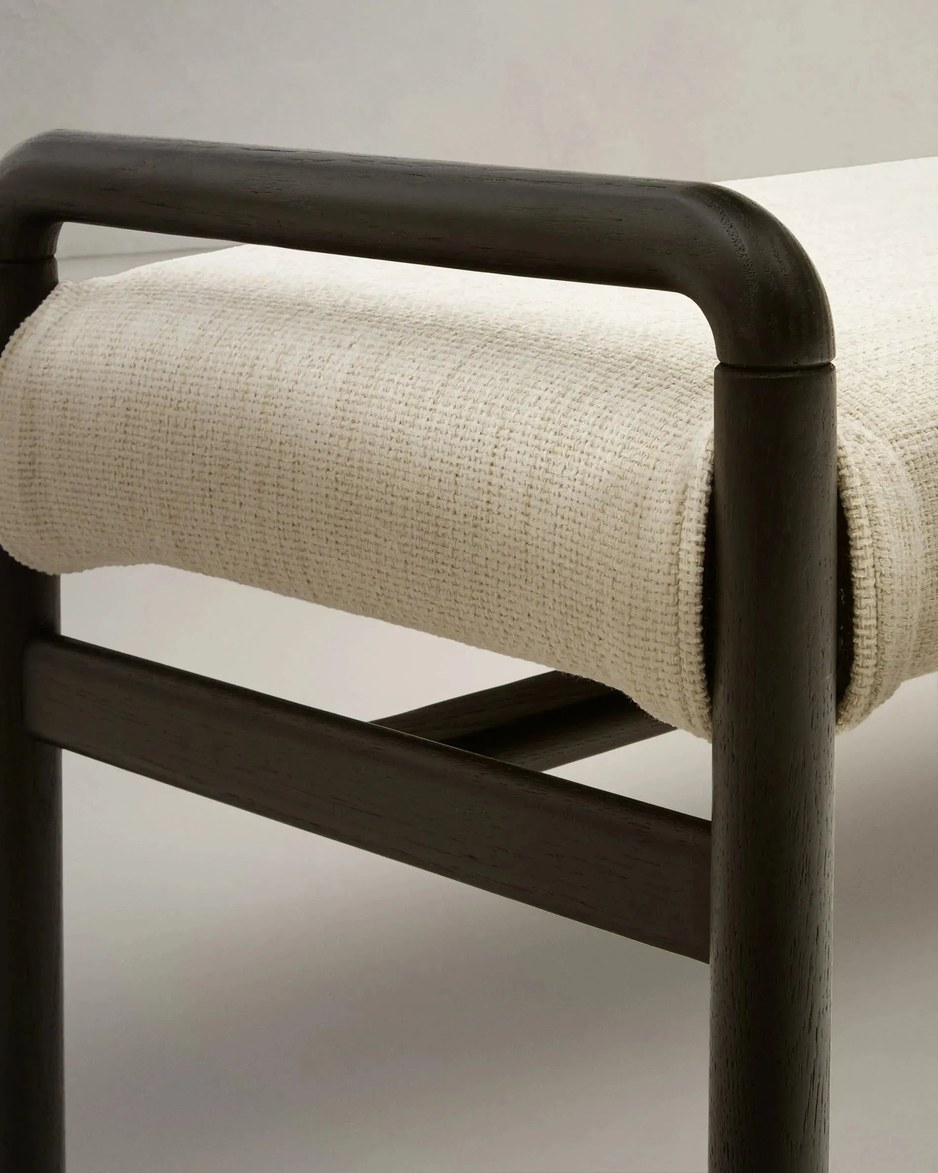 Stilvolle Polsterbank aus FSC-zertifiziertem Eichenholz, 120 cm, mit abnehmbarem Bezug, in elegantem Schwarz von Kave Home.