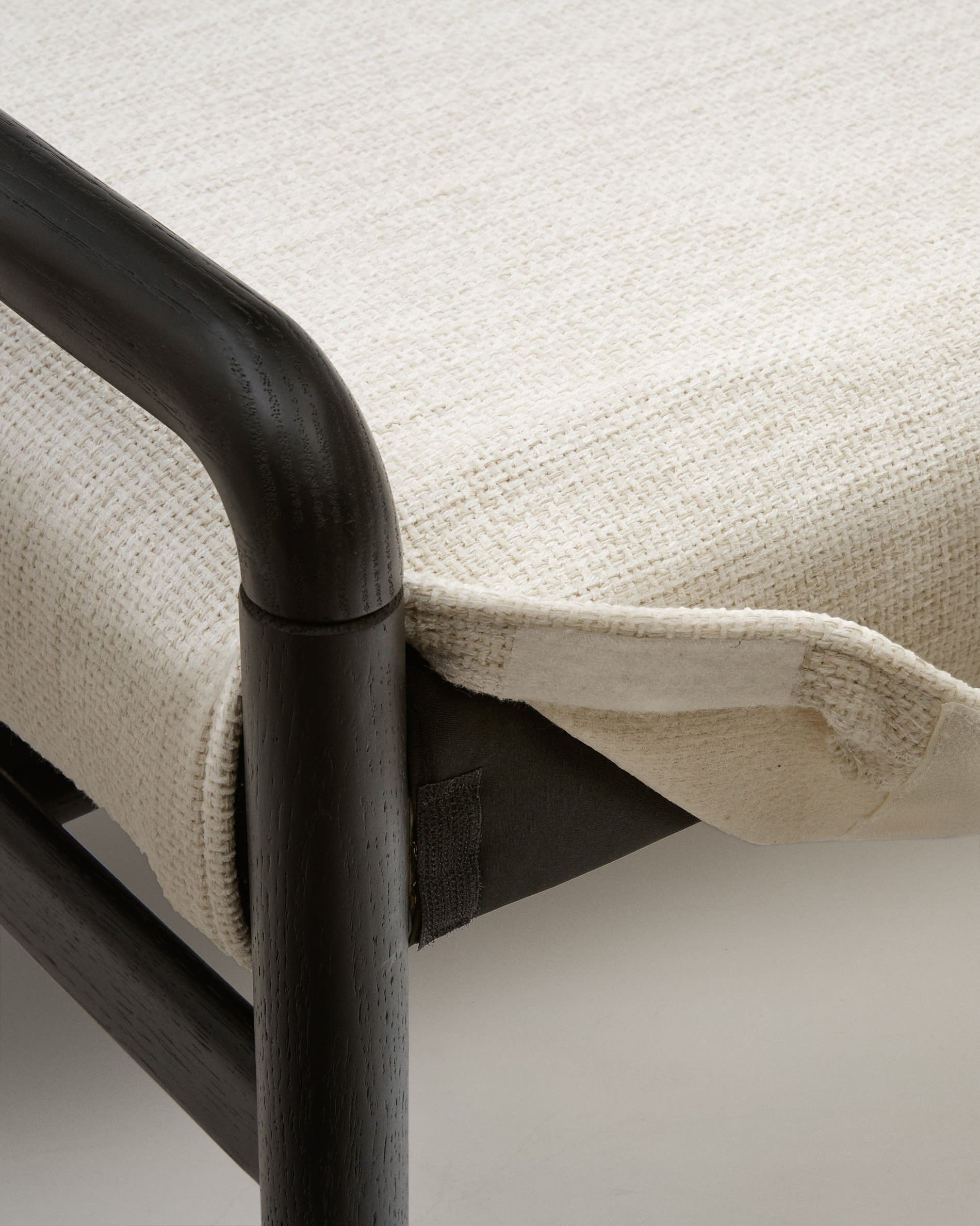Elegante Polsterbank aus FSC-zertifiziertem Eichenholz, 120 cm, mit abnehmbarem Bezug, in modernem Schwarz von Kave Home.