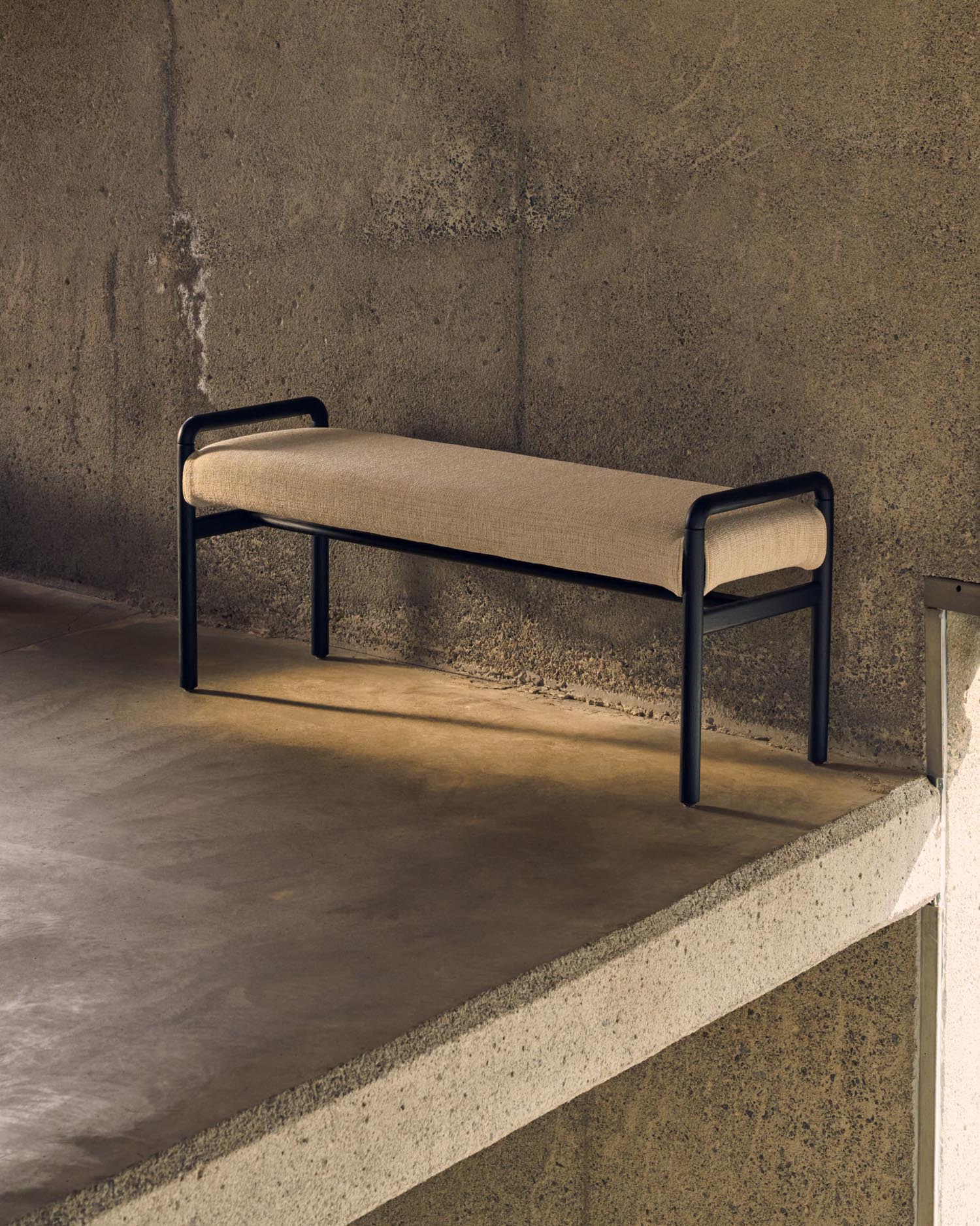 Elegante Polsterbank aus FSC-zertifiziertem Eichenholz, 120 cm, mit abnehmbarem Bezug, in modernem Schwarz von Kave Home.