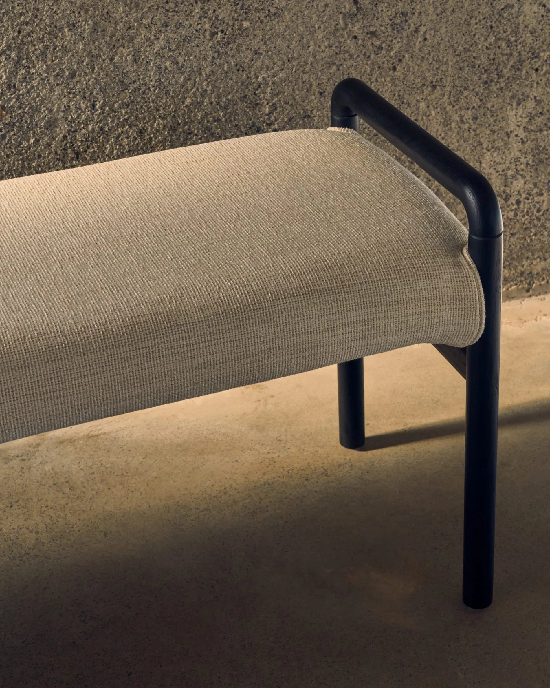 Stilvolle Polsterbank aus FSC-zertifiziertem Eichenholz, 120 cm, mit abnehmbarem Bezug, in elegantem Schwarz von Kave Home.