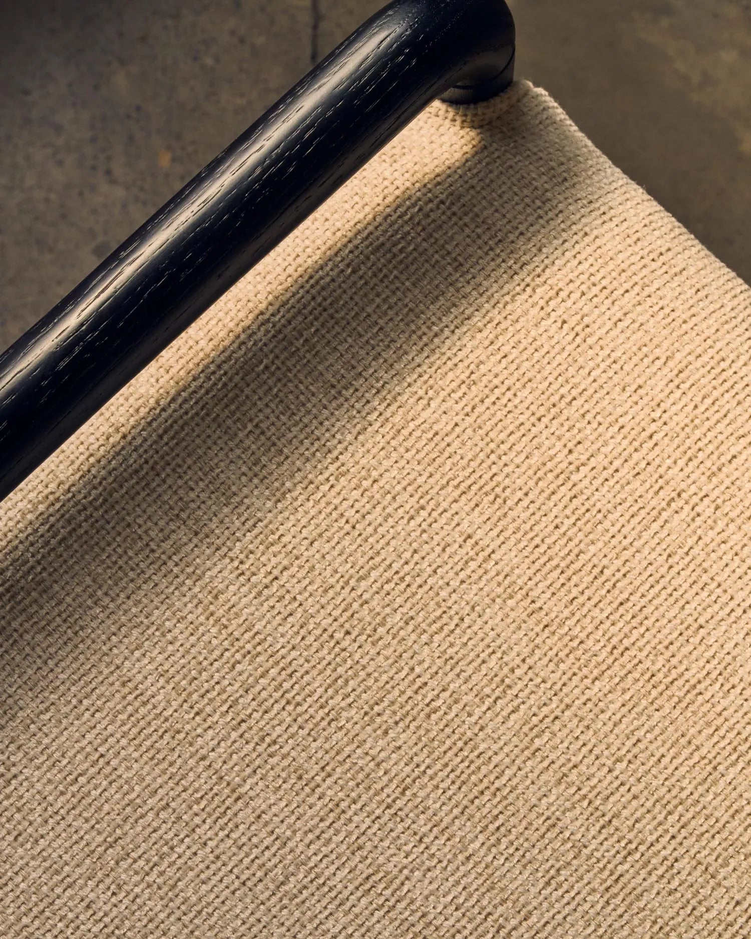 Stilvolle Polsterbank aus FSC-zertifiziertem Eichenholz, 120 cm, mit abnehmbarem Bezug, in elegantem Schwarz von Kave Home.