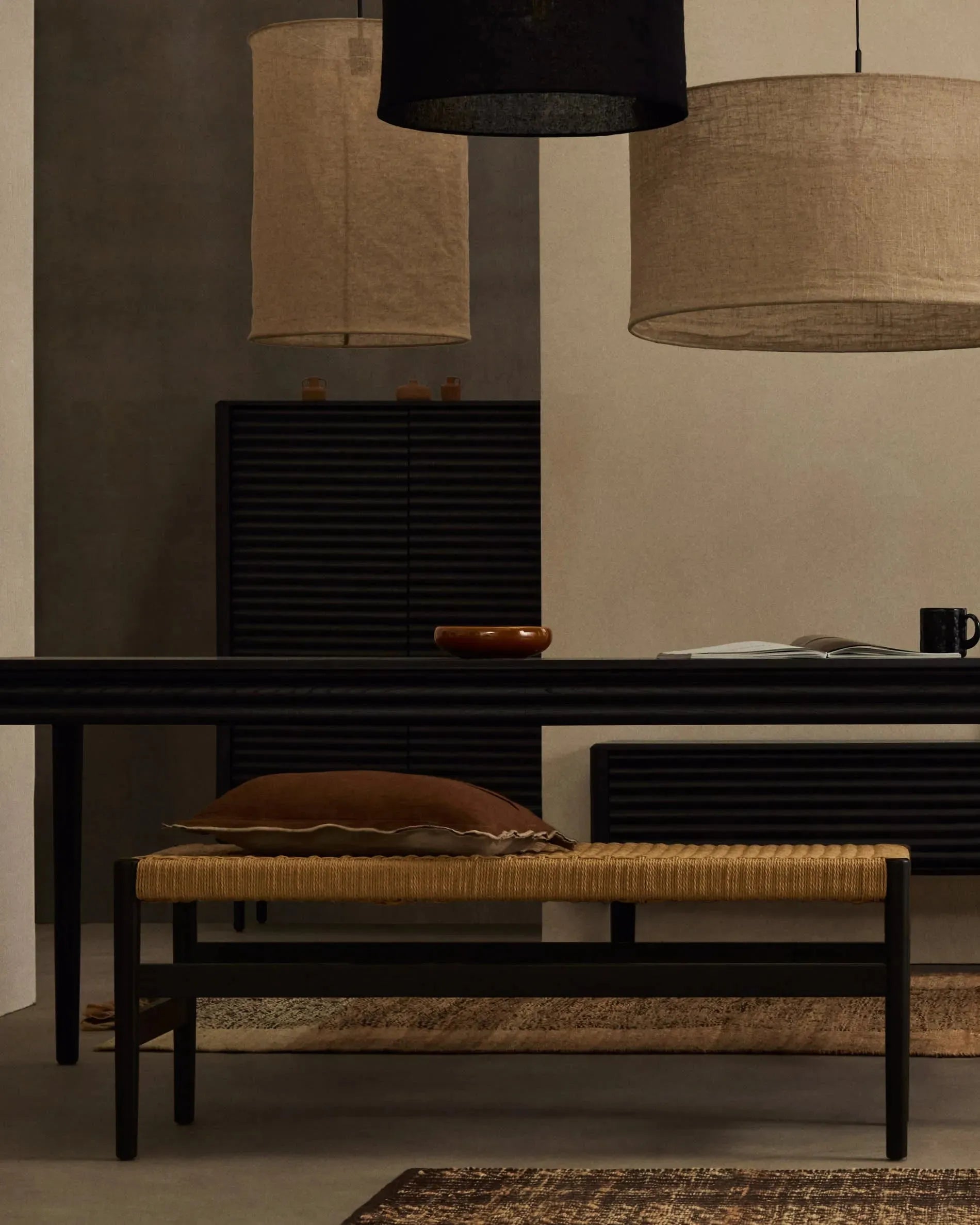 Zaide Bank 120 cm, FSC-zertifiziert, aus schwarzem Eichenholz mit Seilsitz, stilvoll, nachhaltig und modern designt.