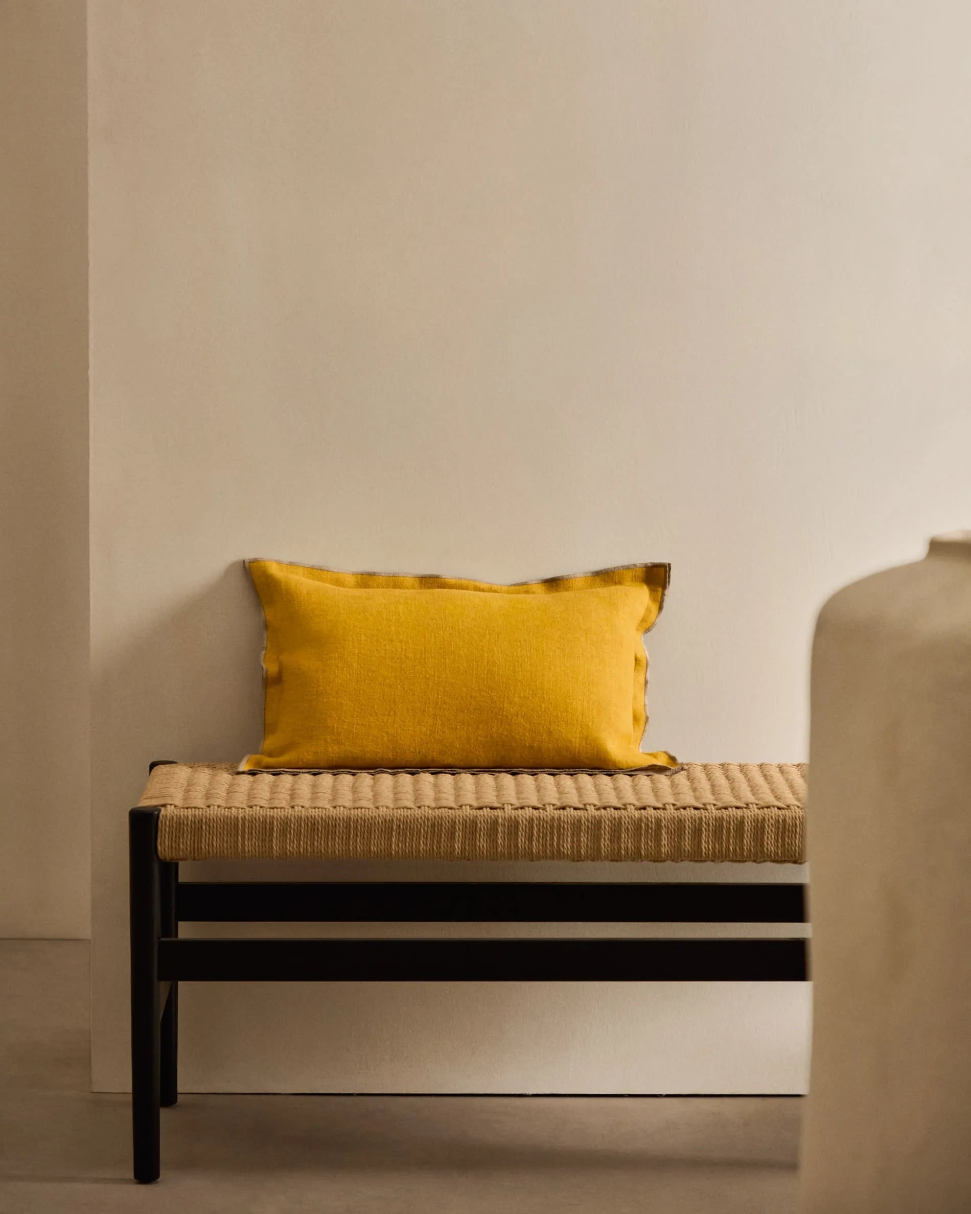 Zaide Bank, 120 cm, aus FSC-zertifiziertem Eichenholz mit schwarzem Finish und Seilsitz, modern, nachhaltig und elegant.