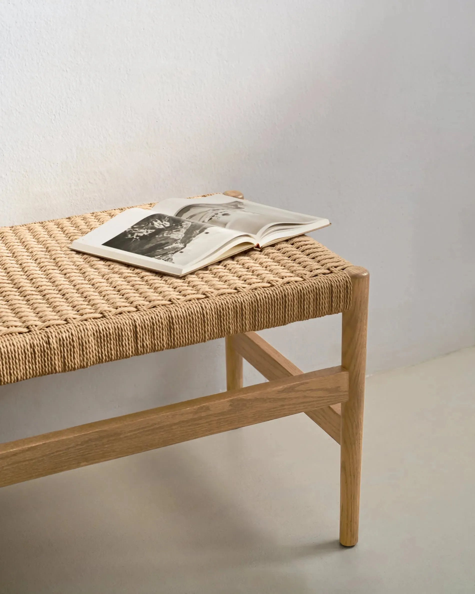 Elegante Bank aus massivem Eichenholz, naturfarben, FSC-zertifiziert, 120 cm, mit geflochtener Seilsitzfläche, nachhaltig und modern.