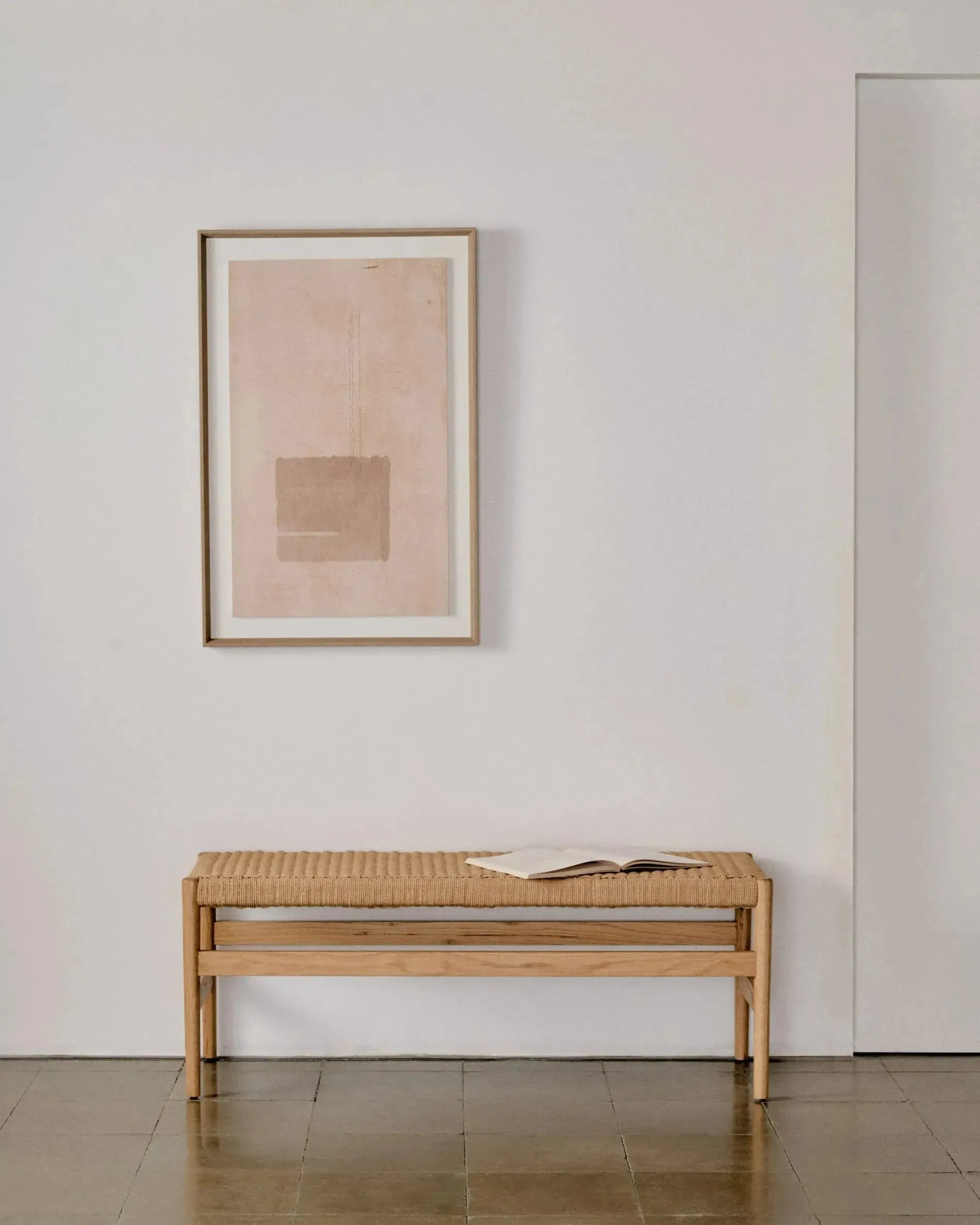 Elegante Bank aus FSC-zertifiziertem Eichenholz, 120 cm, naturfarben, mit handgeflochtener Seilsitzfläche, nachhaltig und modern.