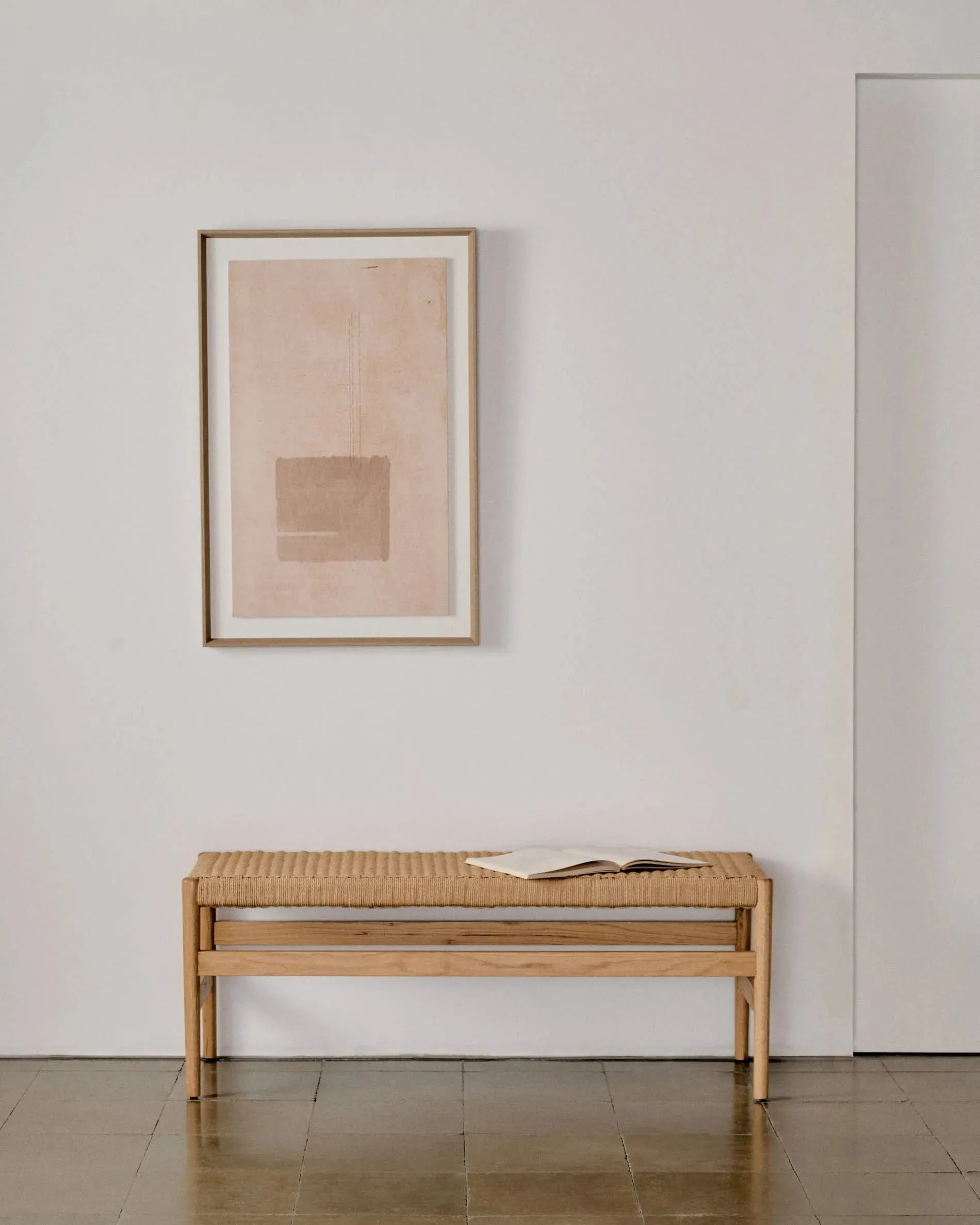 Elegante Bank aus FSC-zertifiziertem Eichenholz, 120 cm, naturfarben, mit handgeflochtener Seilsitzfläche, nachhaltig und modern.
