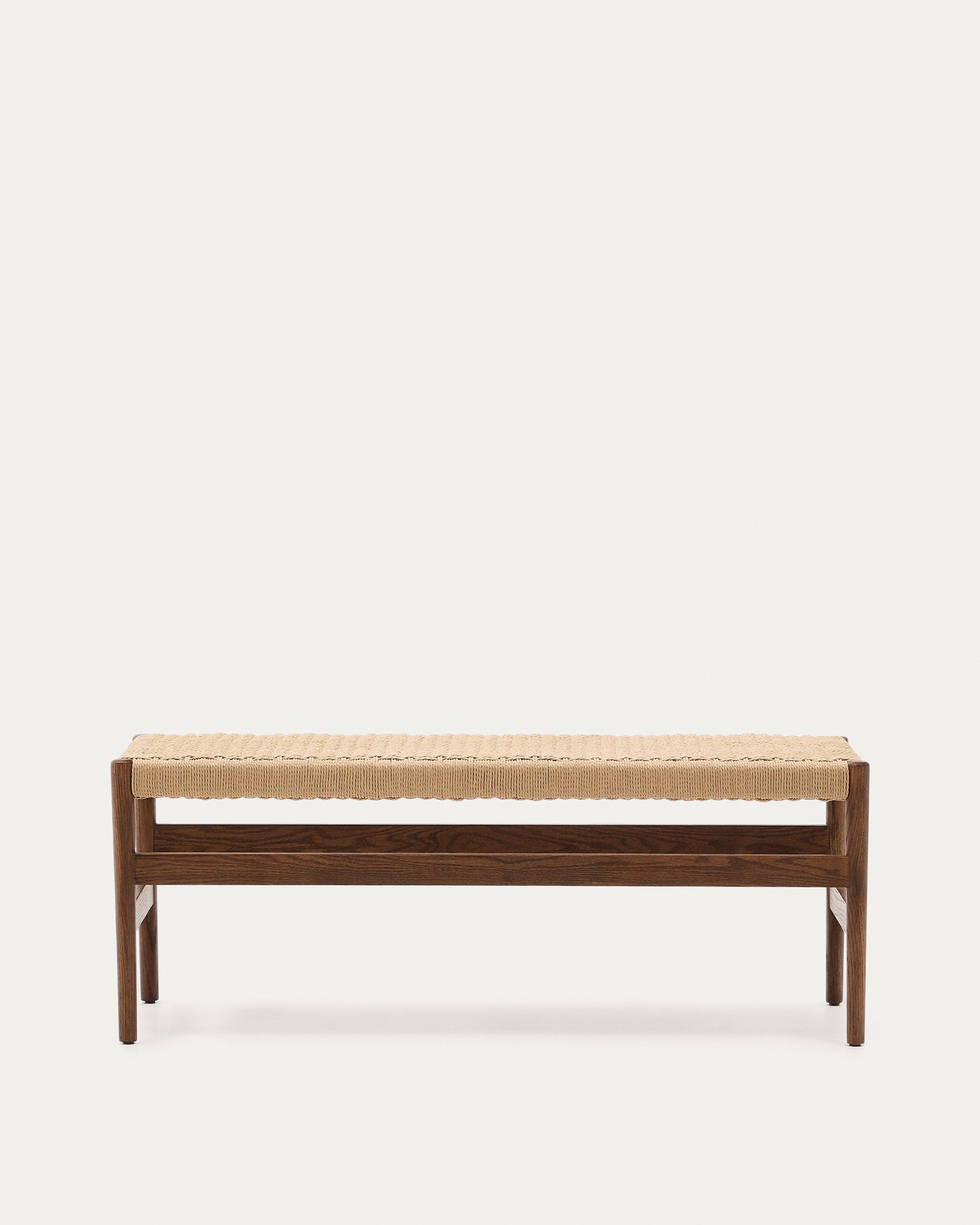 Elegante Zaide Bank aus FSC-zertifiziertem Eichenholz mit Nussbaum-Finish und Seilsitz, 120 cm, von Kave Home.
