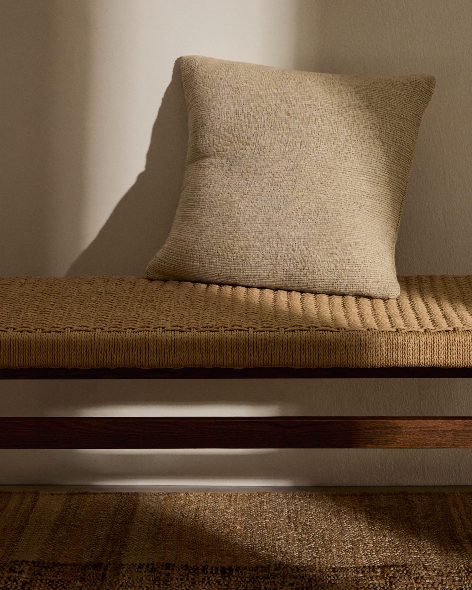 Elegante Zaide Bank aus FSC-zertifiziertem Eichenholz mit Nussbaum-Finish und Seilsitz, 120 cm, von Kave Home.
