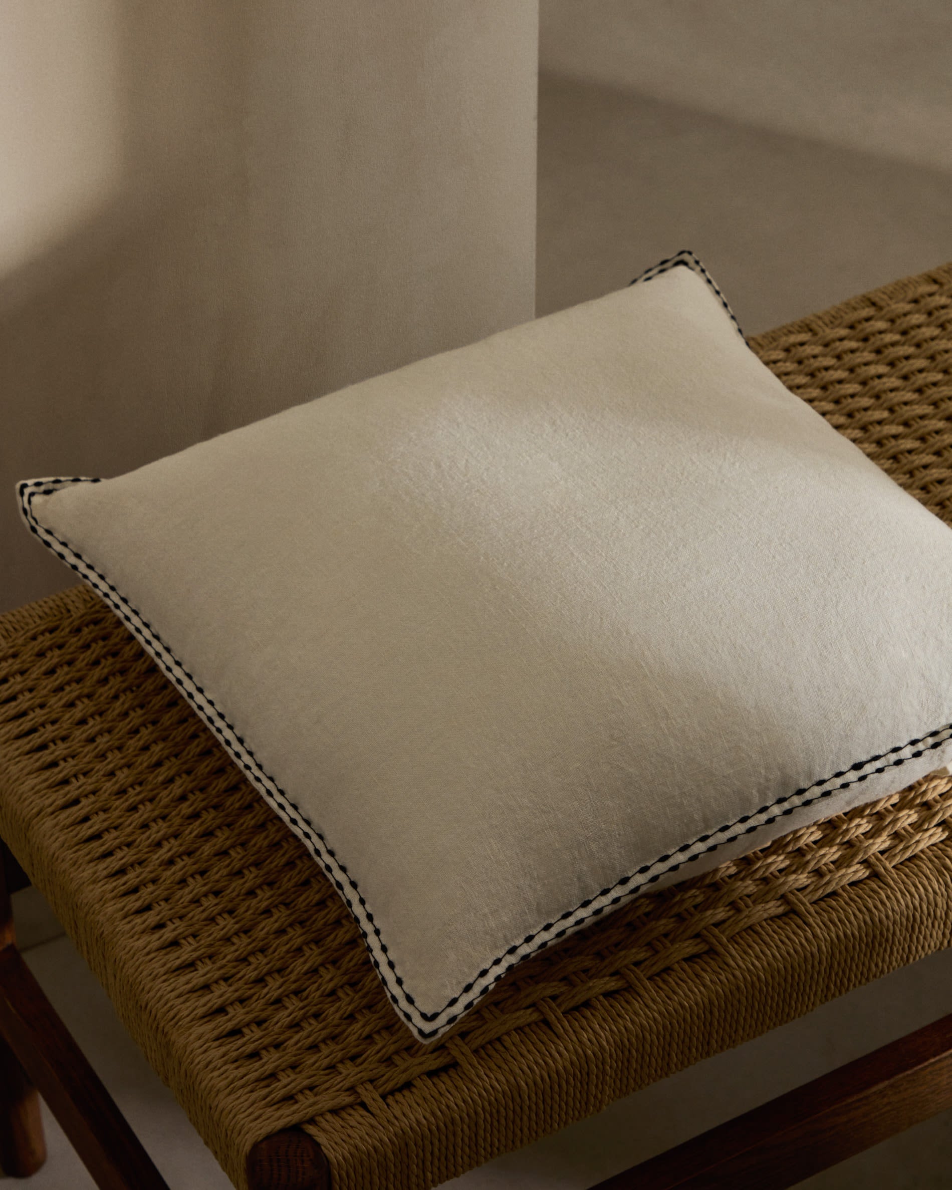 Elegante Zaide Bank aus FSC-zertifiziertem Eichenholz mit Nussbaum-Finish und Seilsitz, 120 cm, von Kave Home.