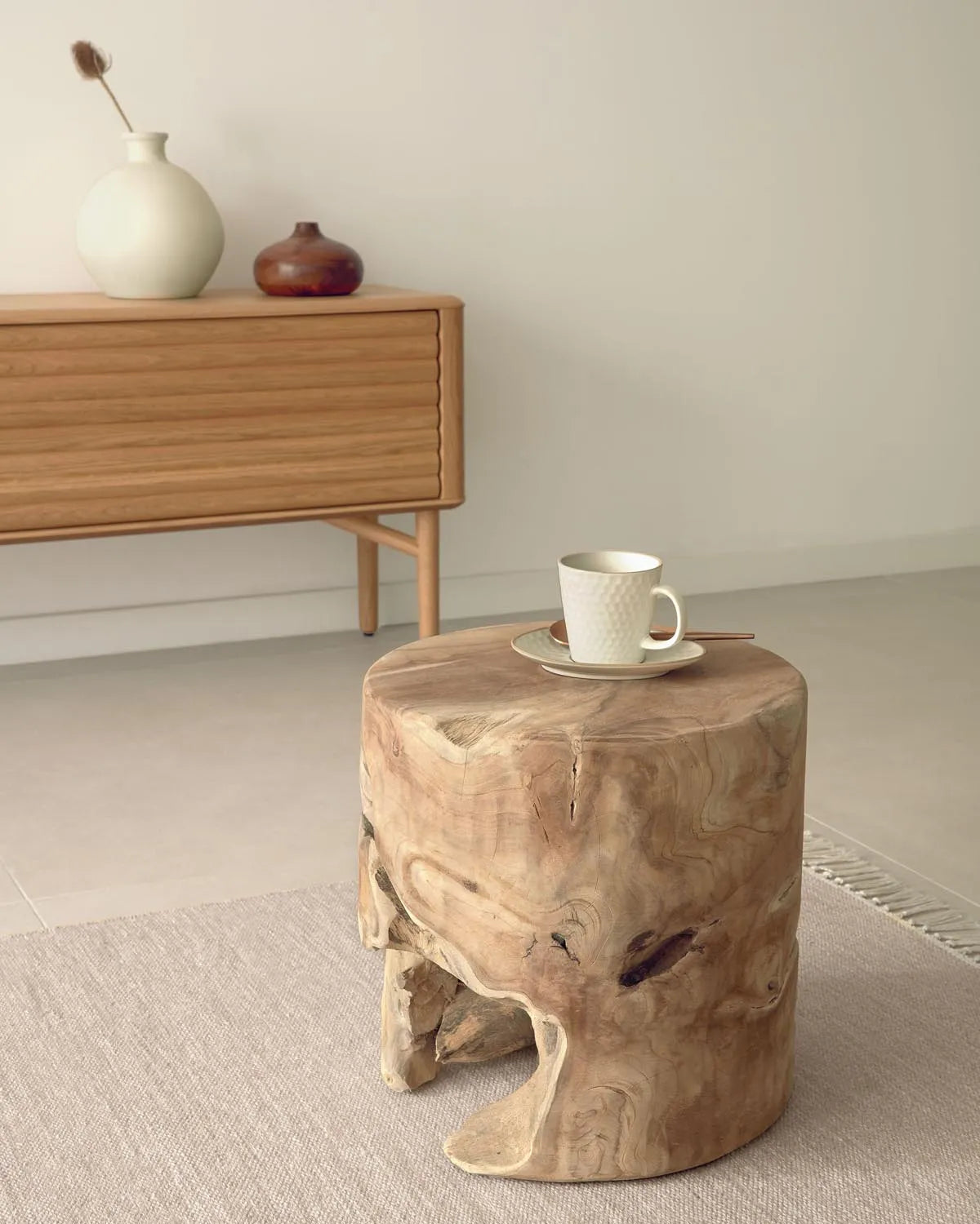 Eleganter Beistelltisch Ø 35 cm aus nachhaltigem Teakholz.