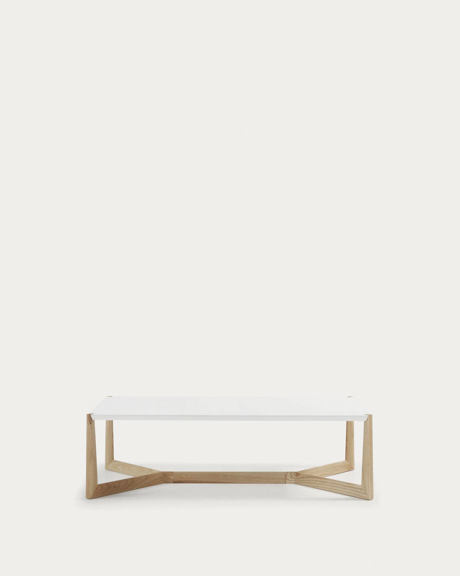 Der Quatro Couchtisch von Kave Home vereint massives Eschenholz mit weißer Lackierung, bietet Eleganz und Funktionalität.
