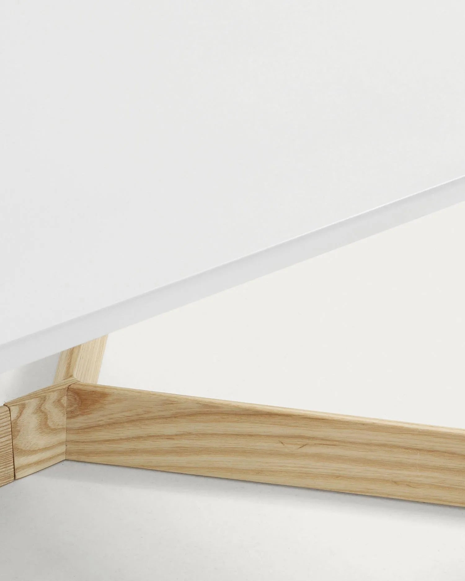 Der Quatro Couchtisch von Kave Home vereint massives Eschenholz mit weißer Lackierung, bietet Eleganz und Funktionalität.