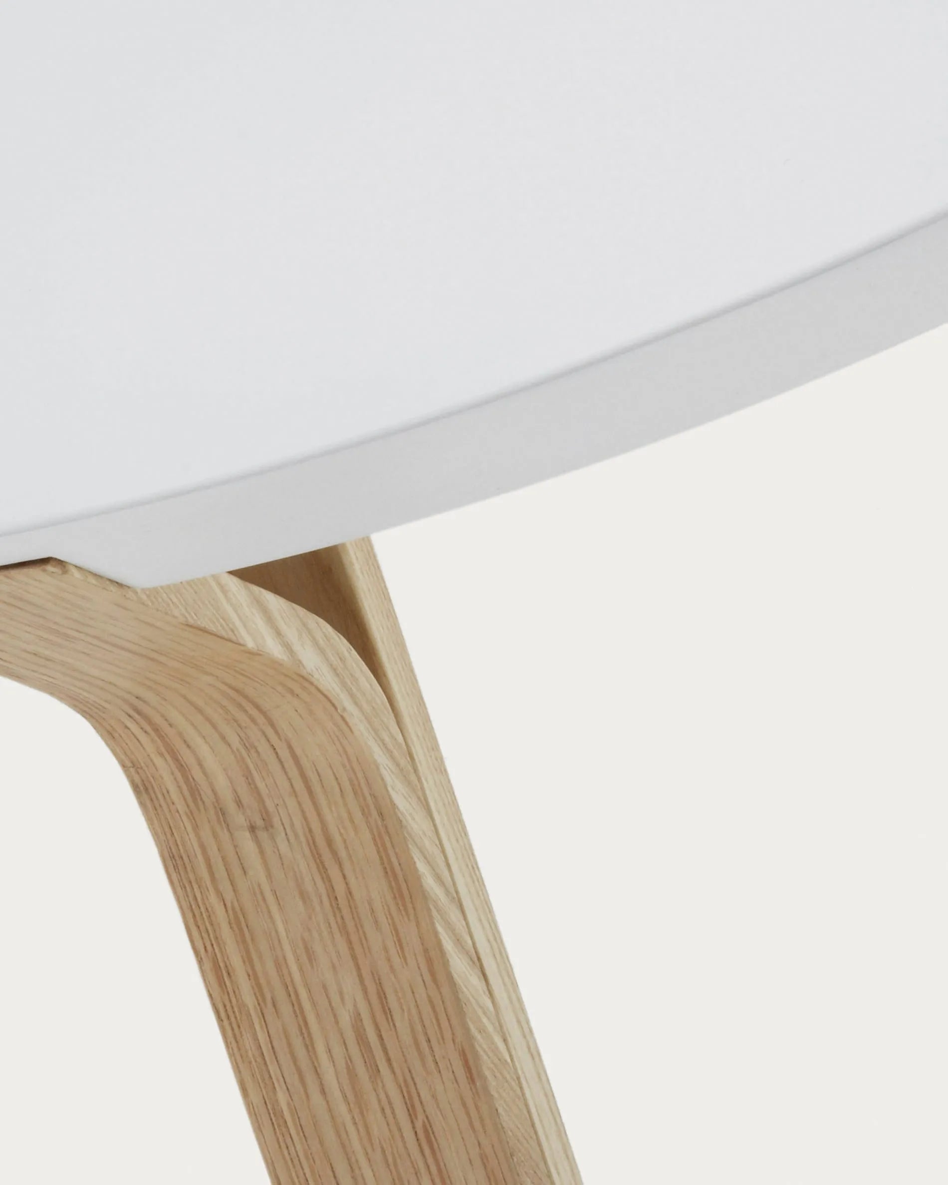 Eleganter Couchtisch aus Eschenholz mit weißer Platte, Ø 90 cm, vereint Robustheit und modernes Design für stilvolle Wohnräume.