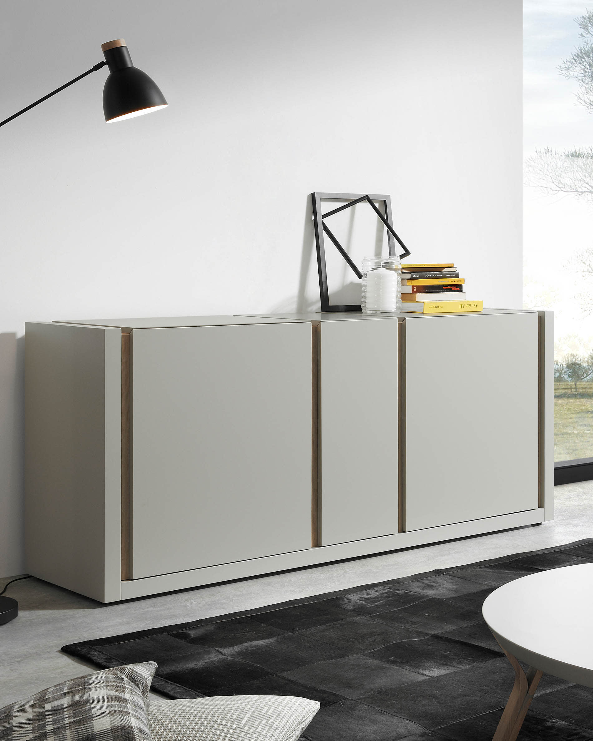 Eleganter Couchtisch aus Eschenholz mit weißer Platte, Ø 90 cm, vereint Robustheit und modernes Design für stilvolle Wohnräume.